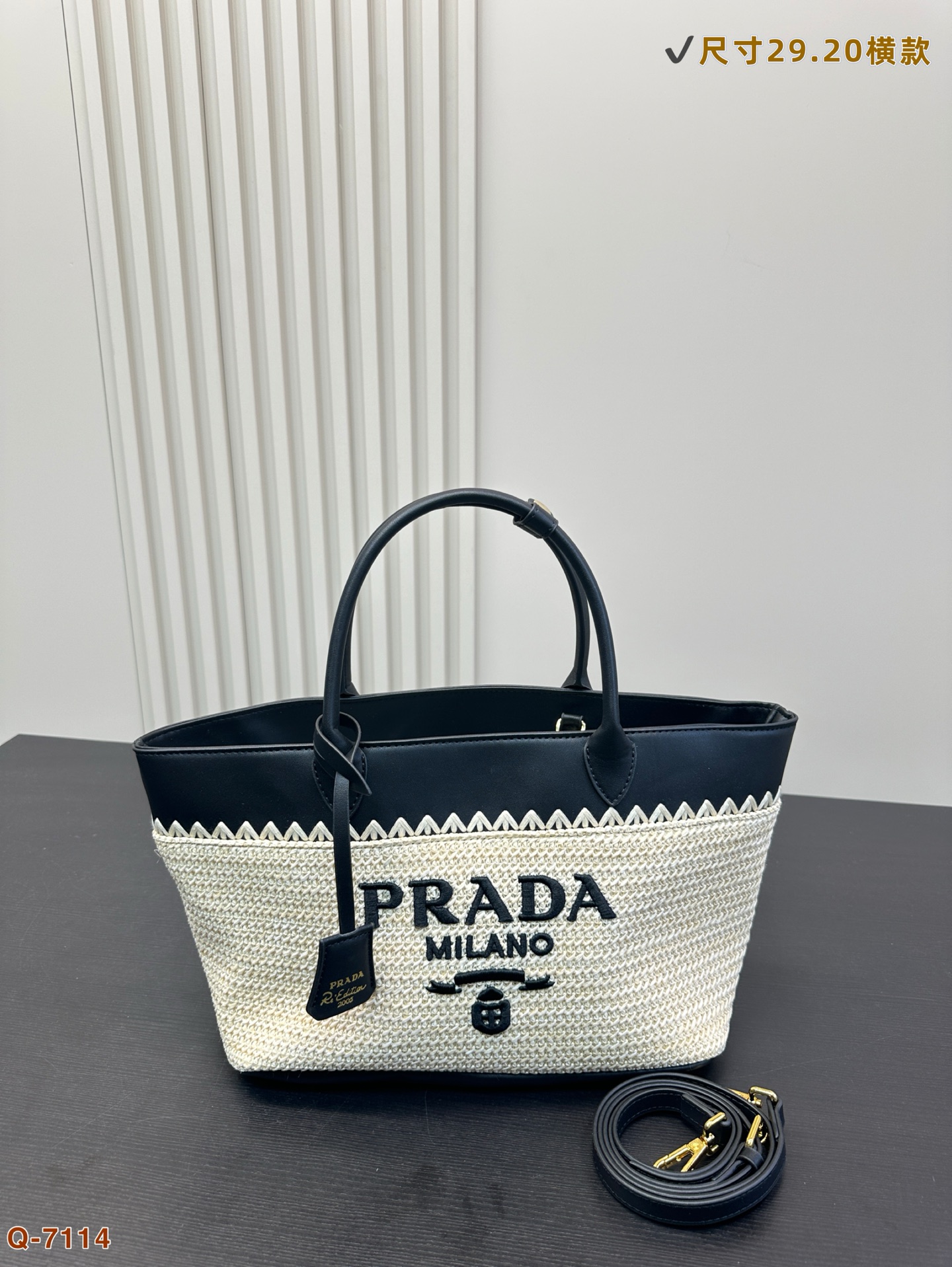 💰135尺寸小号21.23 💰135尺寸横款29.20 💰150尺寸大号31.33 普拉达prada阳光普拉达草编包购物袋的夏天啦，马上夏天了，来推荐这只prada阳光草编包.清爽也文艺，让你也可甜可美。设计也非常实用，容量也大。同款哦夏天怎么能少了草编包呢！