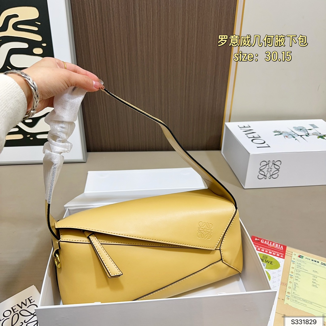 💰145 配折叠盒 尺寸30.15 罗意威 几何 puzzle hobo腋下包包型很修身 比起传统 更加轻盈 结合几何形状包身 可轻松驾驭各种风格