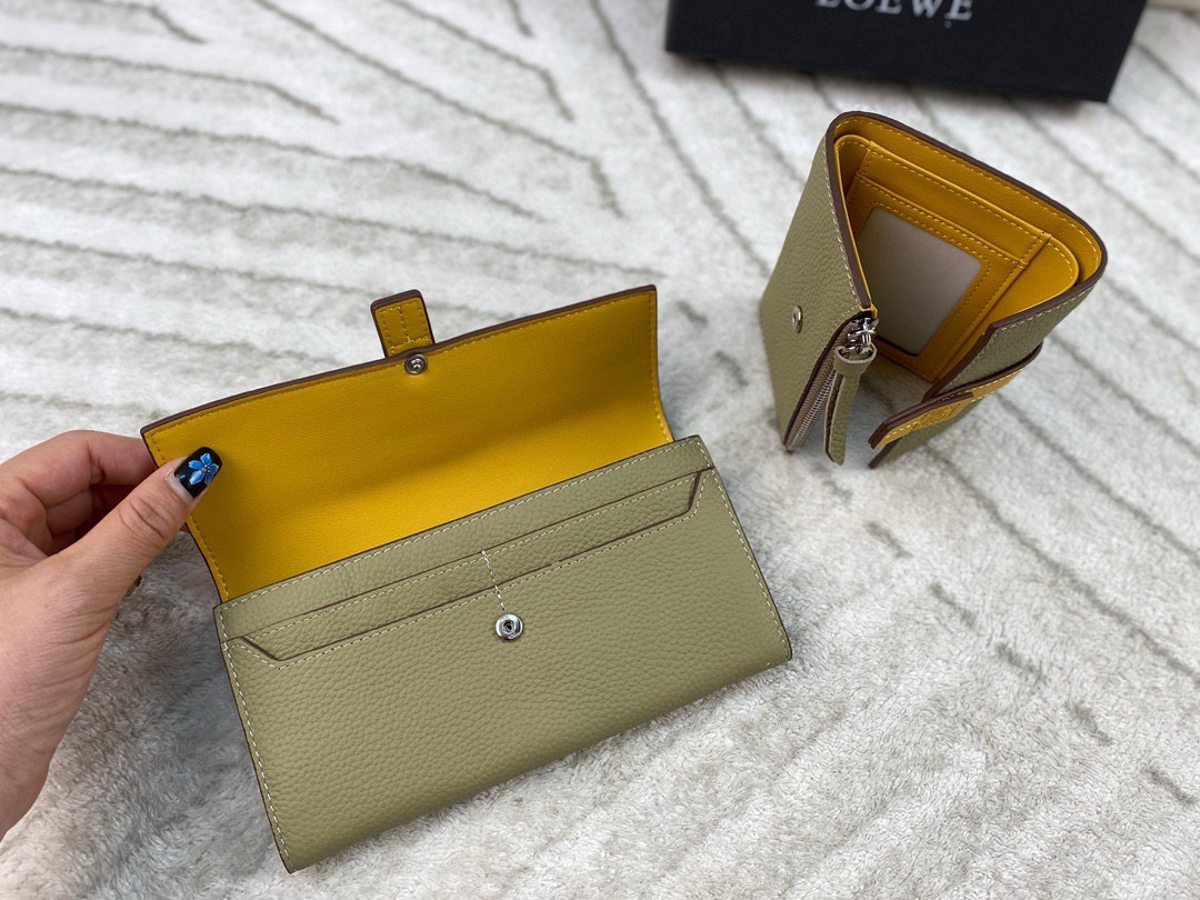p110/p100 配盒🎁 Loewe罗意威钱包 设计感非常突出 简约又大气 经典小牛皮质感绝了～手感柔软 让人爱不释手！尺寸：长19*10.5/短11*9.5