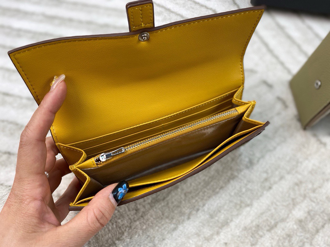 p110/p100 配盒🎁 Loewe罗意威钱包 设计感非常突出 简约又大气 经典小牛皮质感绝了～手感柔软 让人爱不释手！尺寸：长19*10.5/短11*9.5