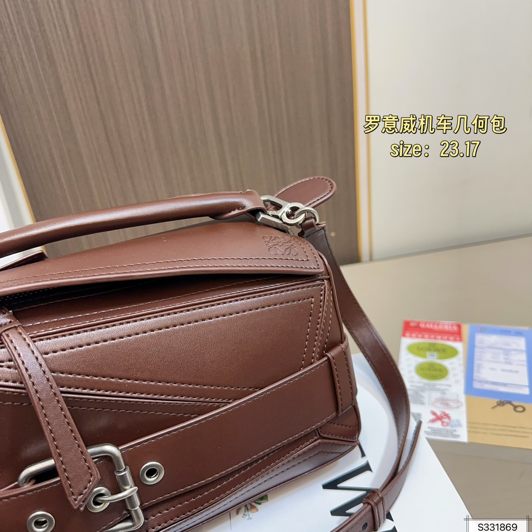 💰185（折叠盒） 尺寸：23.17 LOEWE 罗意威新版上市puzzle Biker机车几何包 几何形设计，质感磨砂五金件，各个颜色都超美👍 容量大，实用又不失设计感！ 休闲又百搭，通勤也可以背‼️