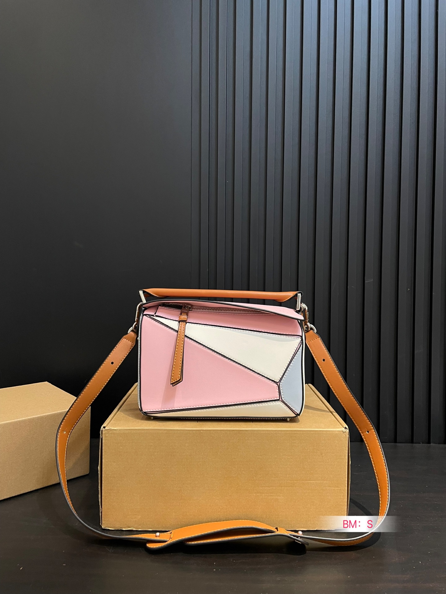 💰165 配盒 loewe 几何包puzzle 真心是不能错过的， ⚠️牛皮品质🐂！ 完全hold住！ 罗意威|一根完美的肩带 尺寸：24*15