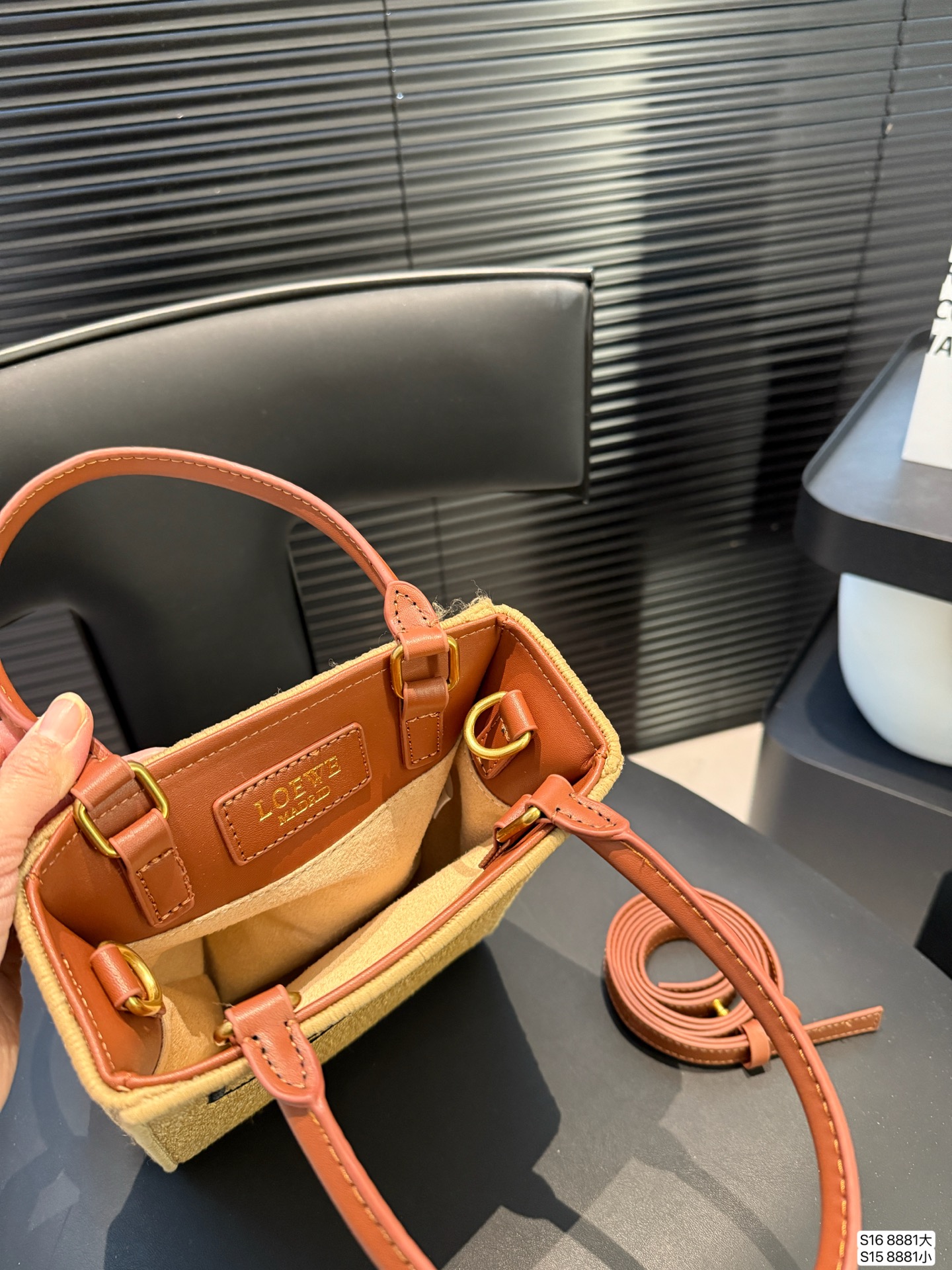 大号P130 小号P125 配盒子 罗意威编织托特包 Paulas's 1biza 夏日海岛系列推出了草编托特包包巧妙融合了托特的商务之前线条和草编的夏日风情,加上Loewe粗体大logo 真的很难不爱 尺寸大号28 36 小号17 22货号8881