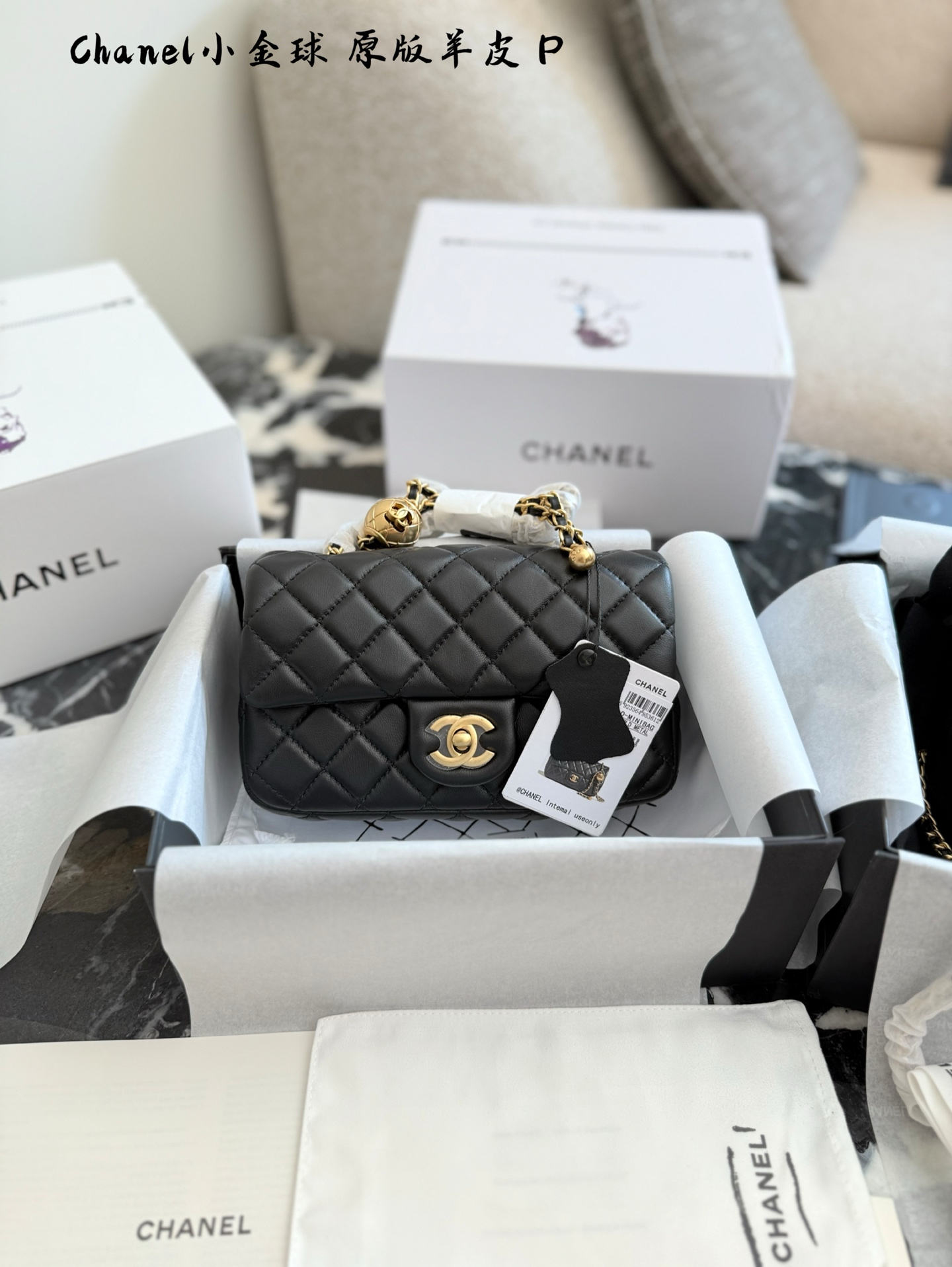 p220p225 羊皮 金球方胖子 &ldquo;New Arrival&rdquo; 最美金球方胖子人间香奈儿 白富美小姐姐必备款 ■单独夸最让人挪不开眼 就是小金球了太高级~ 今年的新款小香包链条可以调节 这一点太人性化了不管是高个子还是小个子圈都可以驾驭 #Chanel小金球 17cm20cm