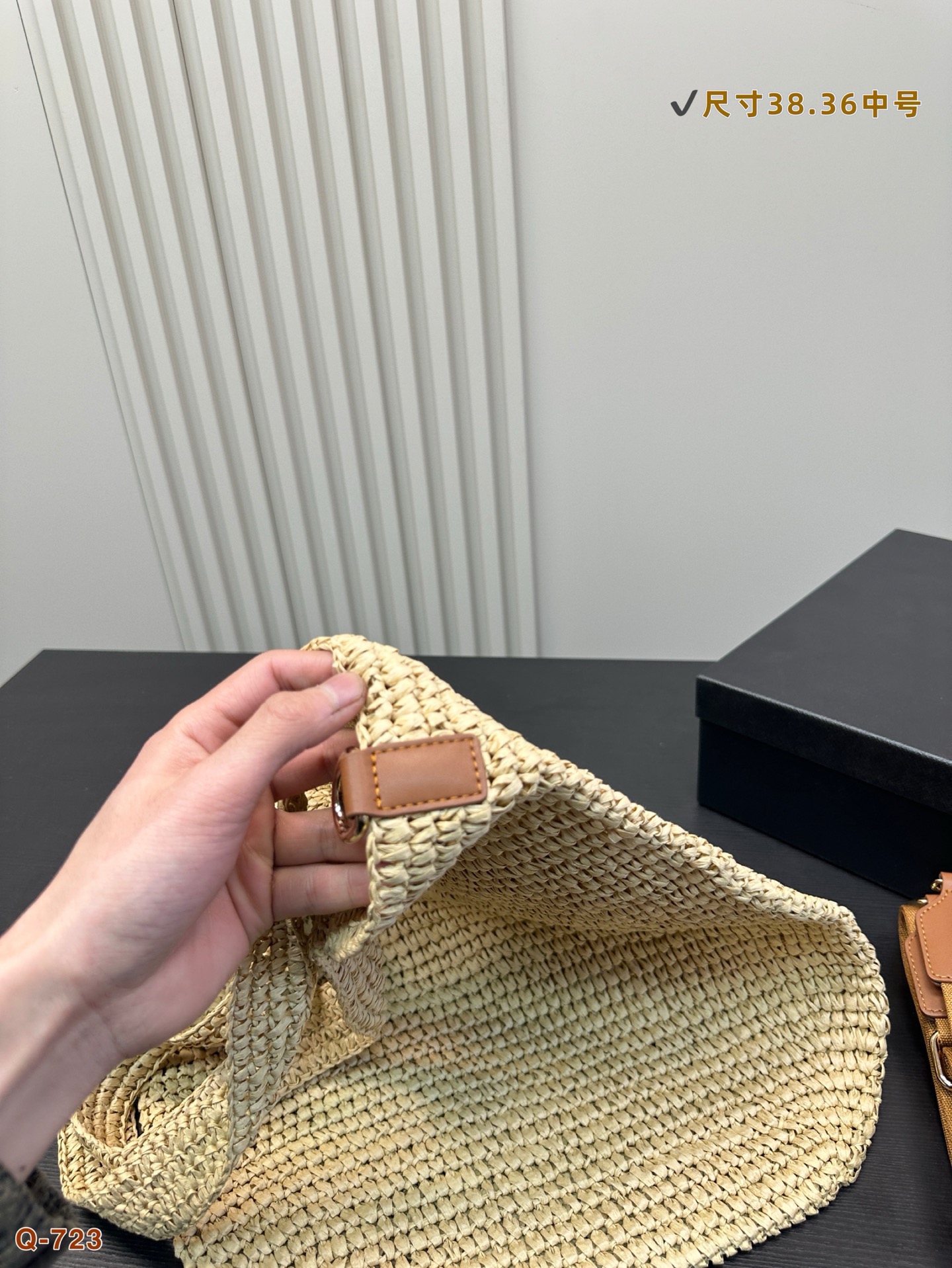 💰150 罗意威编织托特包，简单搭配的包袋，非常大气。 搭配衣服也是毫无难度。尺寸：38.36