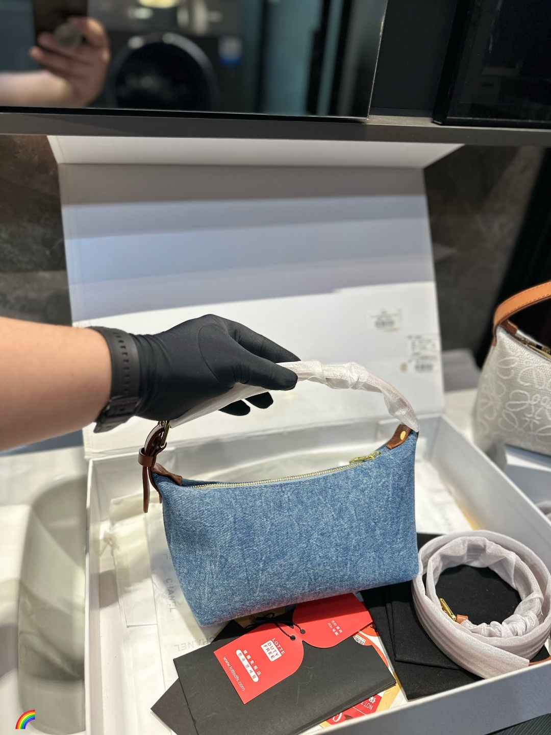 ❤️p125（礼盒包装）❤️ 罗意威饭盒包 新成员饭盒包终于来啦这个大小比较适合平时外出，装个手机卡包车钥匙都可以，想要功能性大的不要选择这个，装不进ipad!冬天就是要这种反差比较大的小巧玲珑的包，才能让臃肿大衣的外表下添加一些俏皮可爱!几千块的快乐就是做一-个女孩当#饭盒包风#尺寸20.12