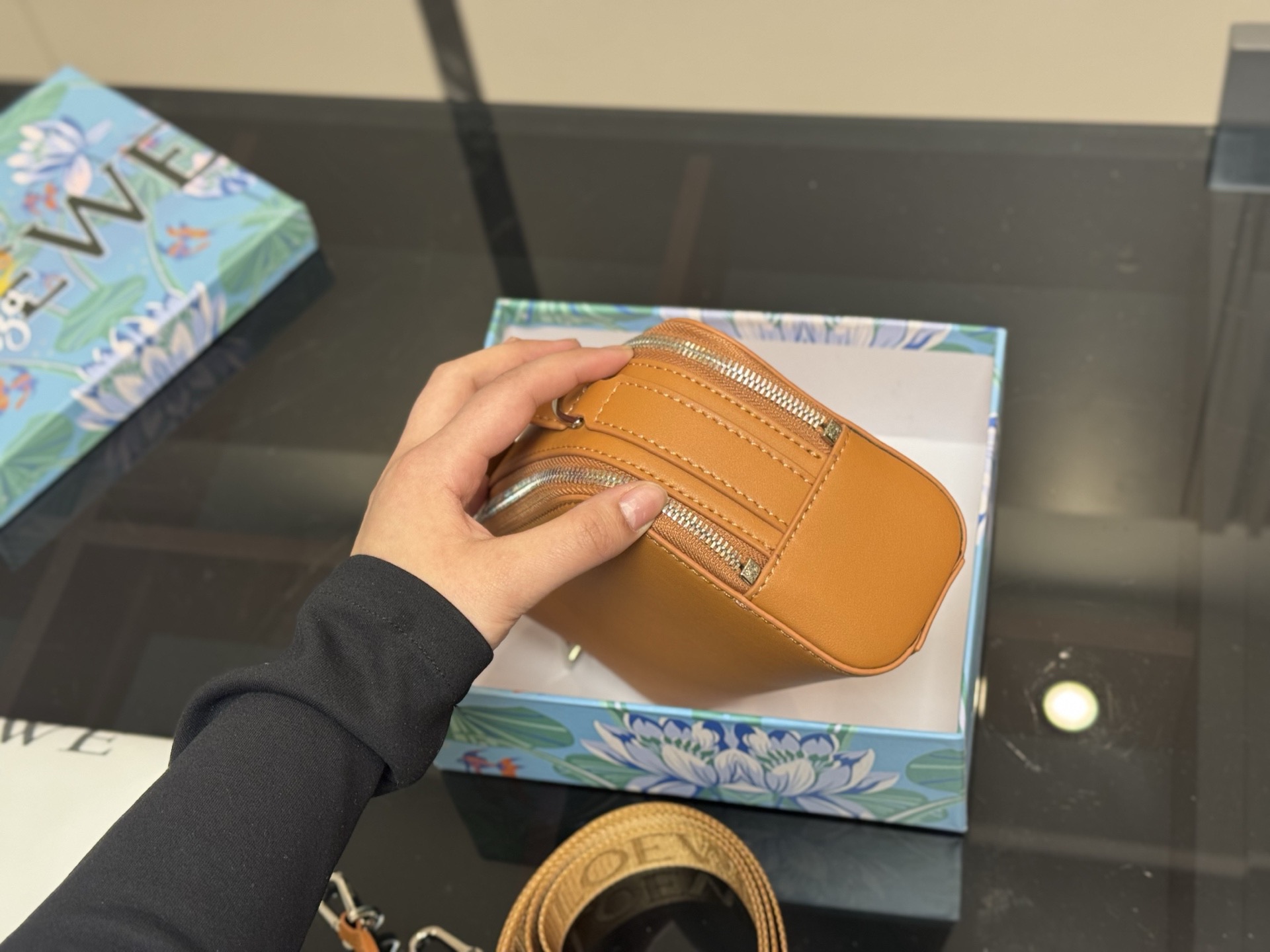 ¥170 配盒 size:18.13cm Loewe Hammock 男女同款! 罗意威 相机包超可爱 看预告就喜欢的要命, 特别可爱, 皮质也很好 摸起来滑滑的不会涩!