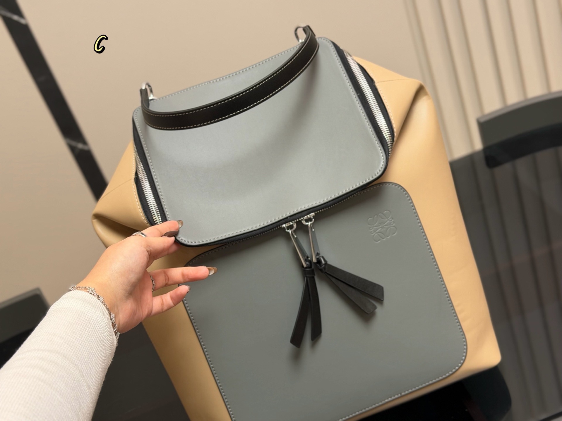 &yen;180 无盒 size：33*39cm loewe 罗意威双肩包🎒 颜值很高哦！ 男士双肩包&hellip;