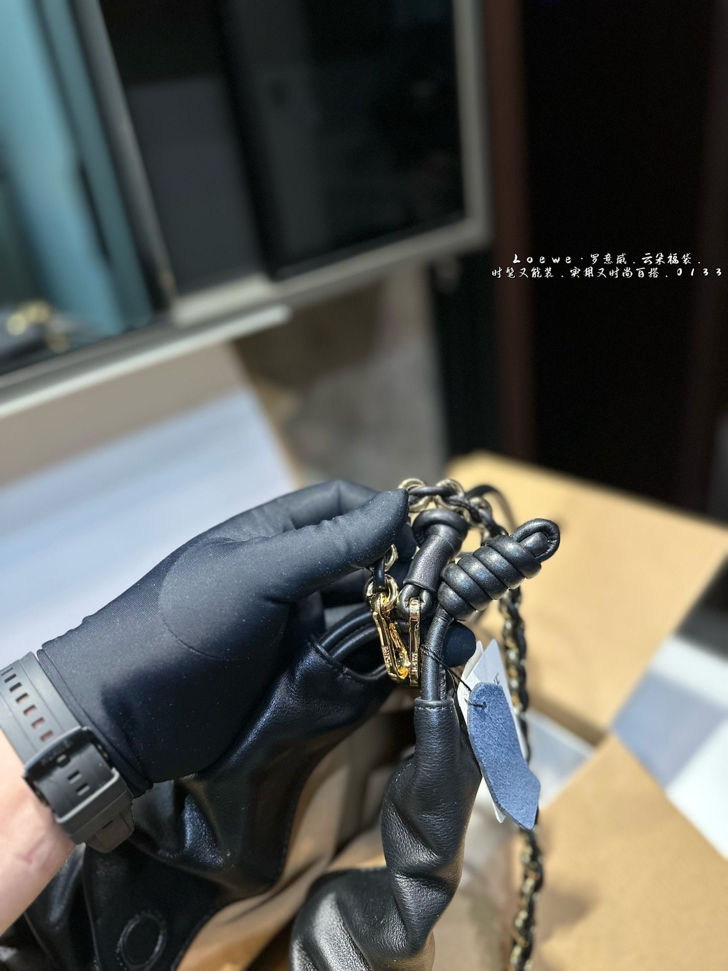 ❤️p215p185(礼盒包装)❤️ 罗意威LOEWE 链条福袋包 质感很高级 容量超级大也很耐用 日常出街背它回头率百分百 就是这种随性慵懒感尺寸:29*9*19cm 14*5*17cm