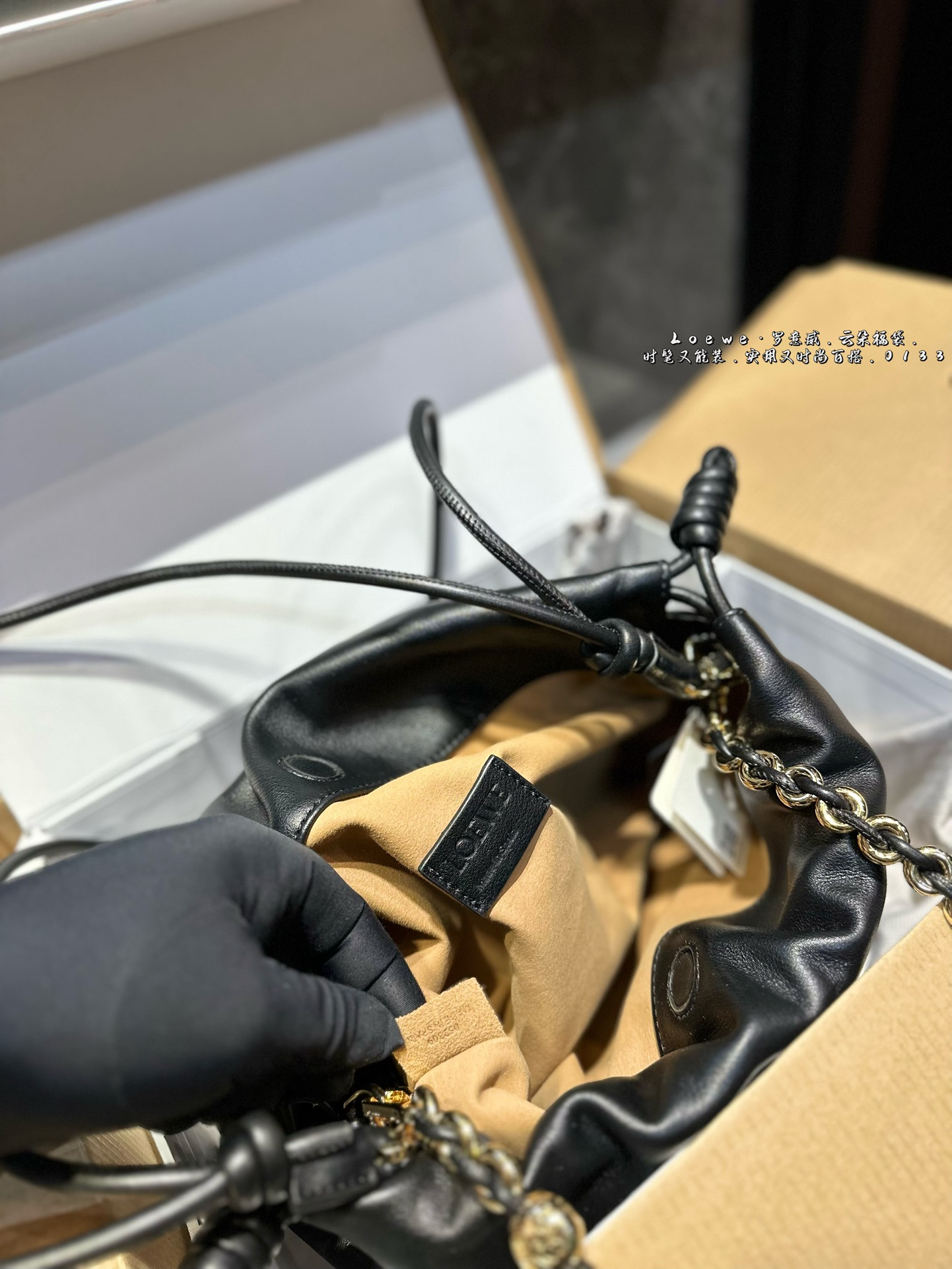 ❤️p215p185(礼盒包装)❤️ 罗意威LOEWE 链条福袋包 质感很高级 容量超级大也很耐用 日常出街背它回头率百分百 就是这种随性慵懒感尺寸:29*9*19cm 14*5*17cm