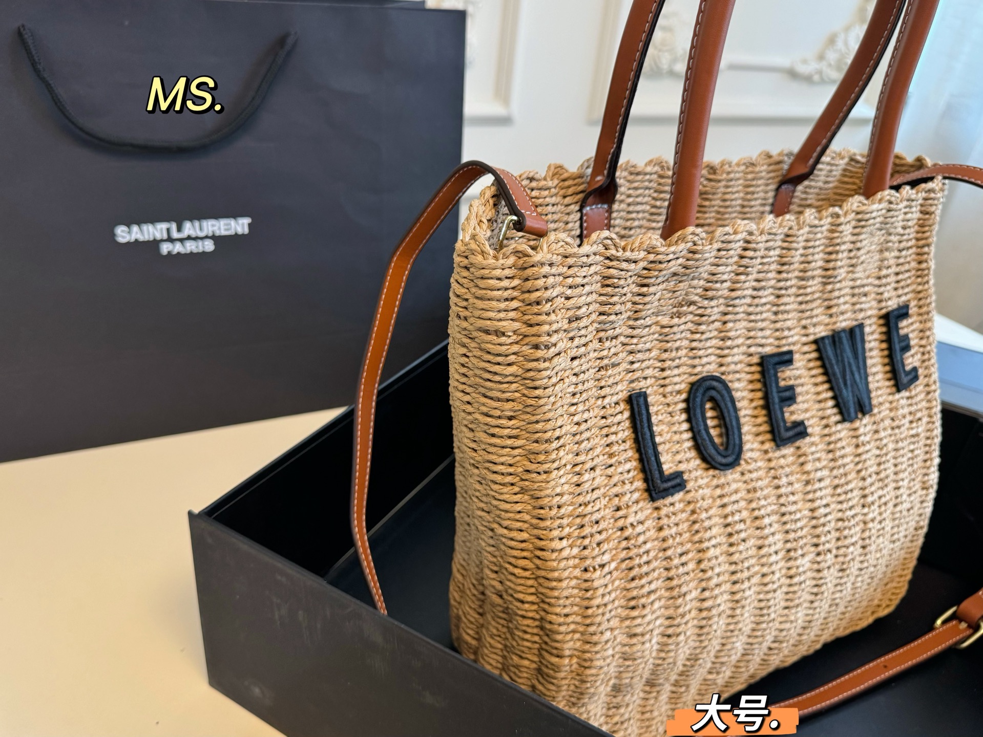 P95大号 （飞机盒） size：27&times;27大号 LOEWE 罗意威新款草编琴谱托特包💕 柔软拉菲草编织成立体包型， 一眼爱上，氛围感绝了👍 柔软又🈶️韧性，质感满🈵️ 既能度假🏖，又能通勤！