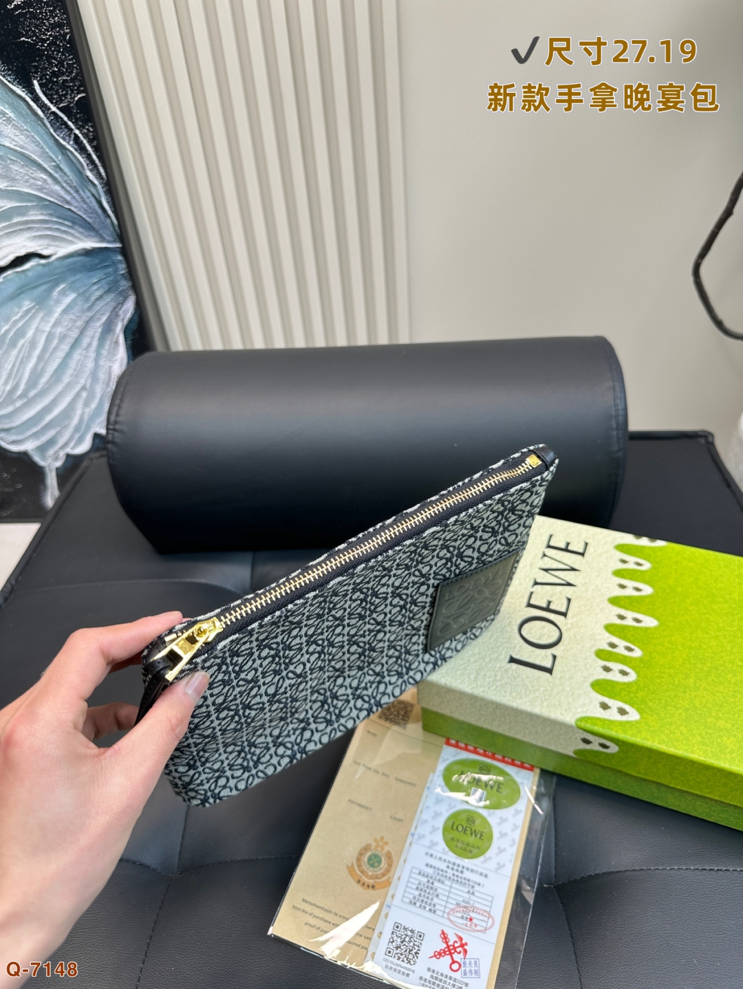 💰105 配礼盒 LOEWE罗意威新款帆布手拿包晚宴包 满logo帆布手包，加宽底座空间超大，满足日常所需～简单大方，手感超好！！ 尺寸27.19