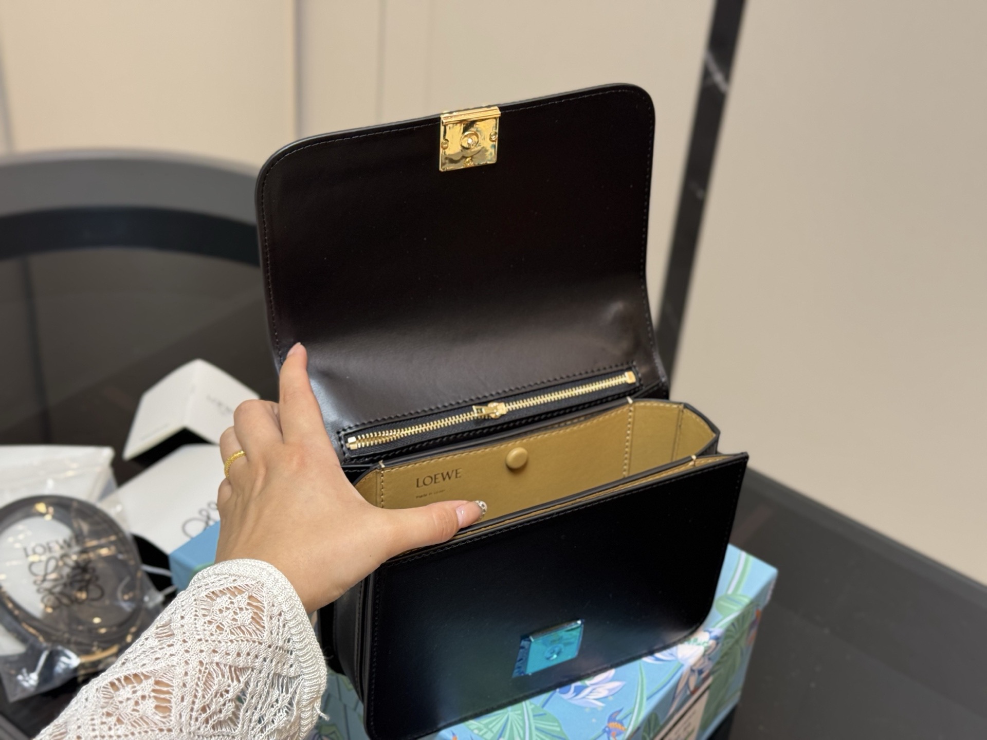 ¥180 配盒 size:22*16cm Loewe/罗意威 新肩带很美哦! Gate Bag 豆腐斜挎包, 感觉gate是Loewe的礼物 ! ⚠牛皮皮质!