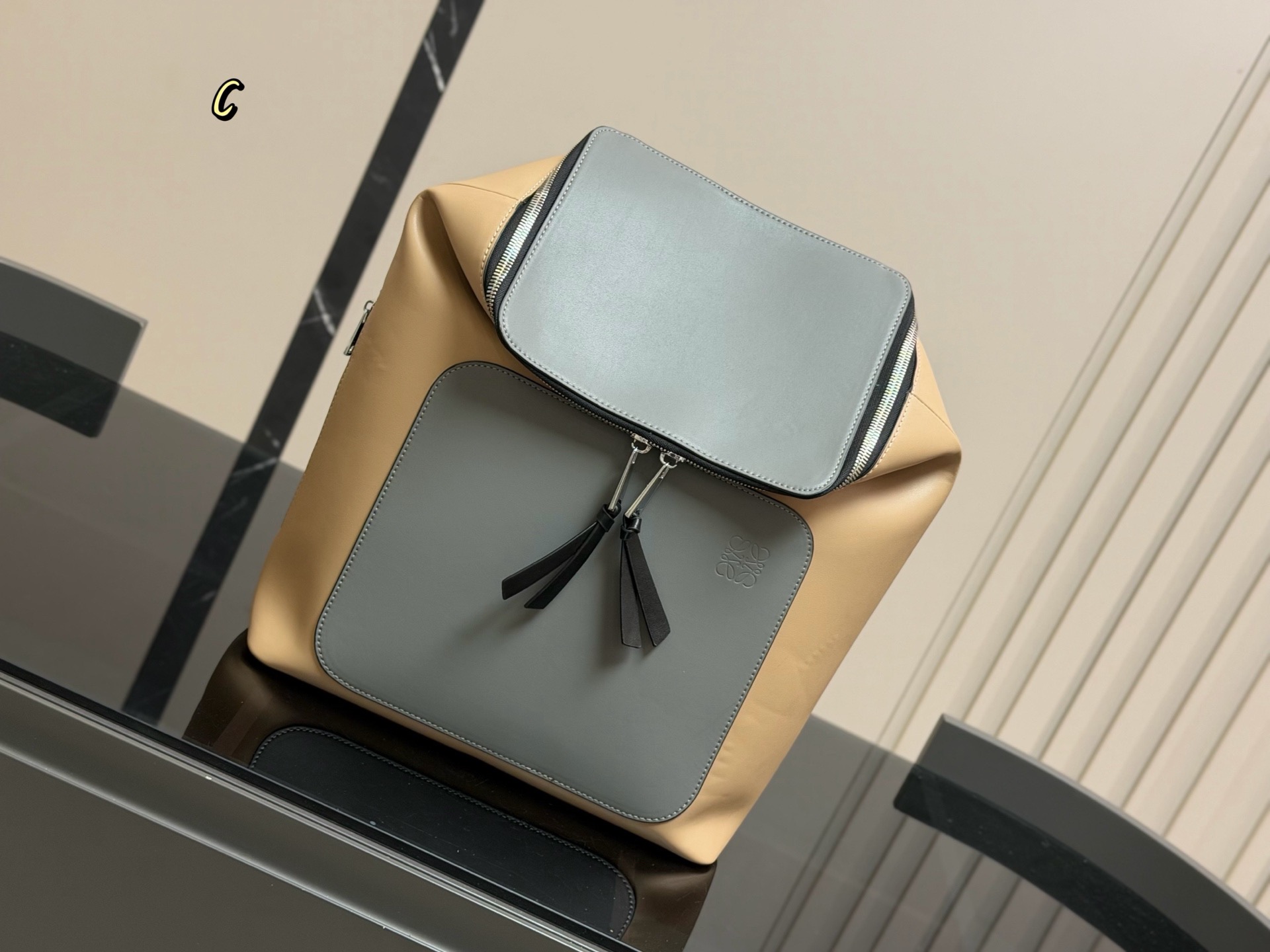 &yen;180 无盒 size：33*39cm loewe 罗意威双肩包🎒 颜值很高哦！ 男士双肩包&hellip;