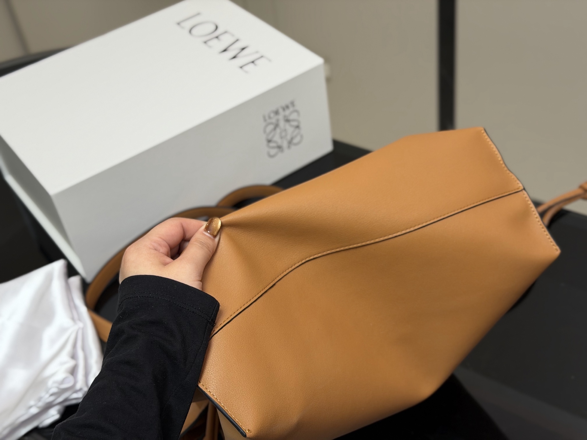 &yen;300 配折叠盒 LOEWE 罗意威Anagram福袋托特包 采用柔软纳帕牛皮，手感细腻，廓形随性慵懒。灵感源自日本福袋，抽绳设计方便开合，容量超大，通勤日常都很实用。肩带可调节，支持单肩或斜挎，搭配Anagram印花，低调又有辨识度，时髦精们必入！ 尺寸:37.29cm