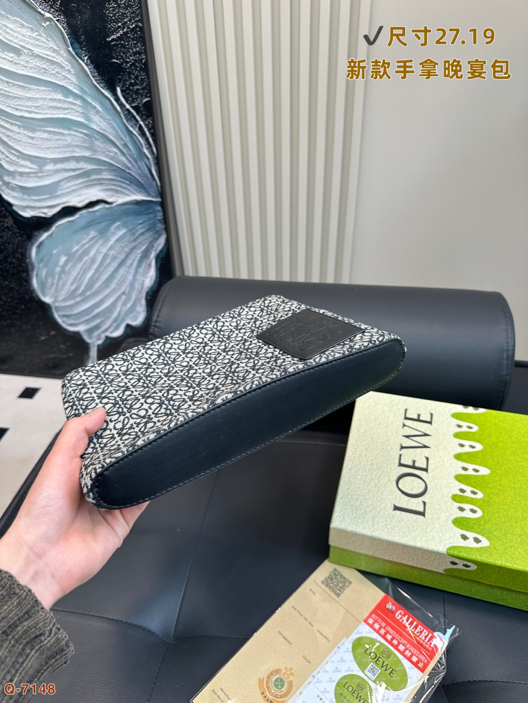 💰105 配礼盒 LOEWE罗意威新款帆布手拿包晚宴包 满logo帆布手包，加宽底座空间超大，满足日常所需～简单大方，手感超好！！ 尺寸27.19