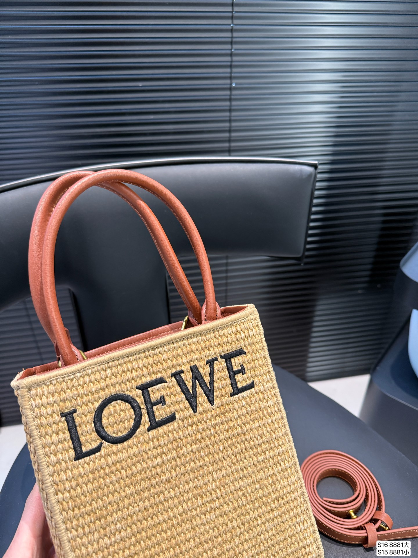 大号P130 小号P125 配盒子 罗意威编织托特包 Paulas's 1biza 夏日海岛系列推出了草编托特包包巧妙融合了托特的商务之前线条和草编的夏日风情,加上Loewe粗体大logo 真的很难不爱 尺寸大号28 36 小号17 22货号8881