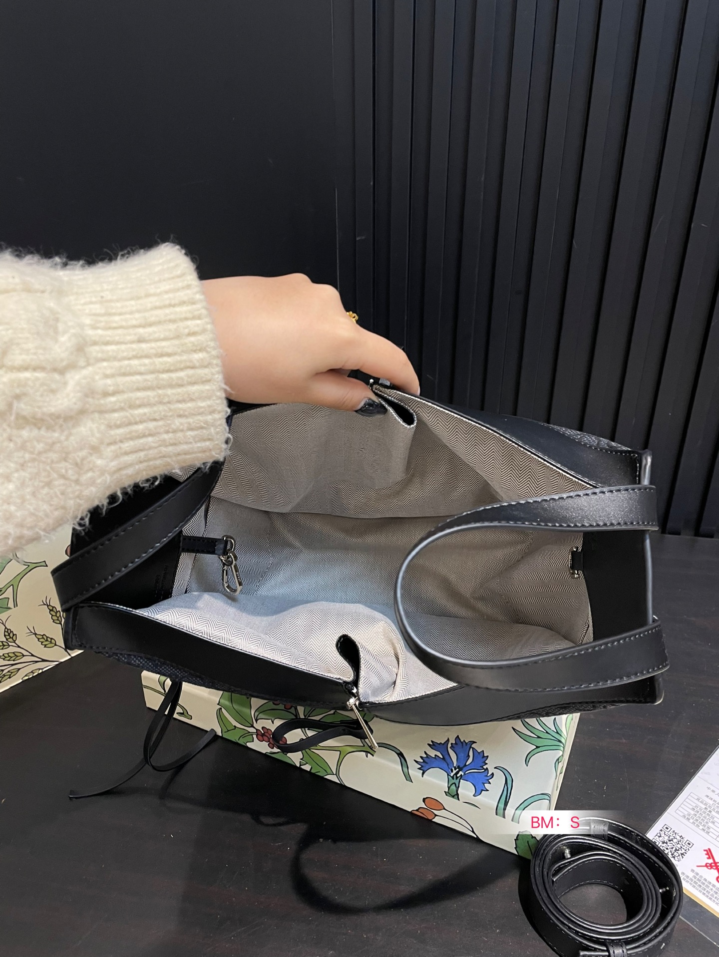 💰190 配盒 Loewe/罗意威🎒HAMMOCK吊篮水桶包，可爱暴击🔅超级Q 干净而利落的造型与背景.蕴含的优雅魅力.包包造型多变，可手提可单肩，设计简单利落 尺寸26*25cm