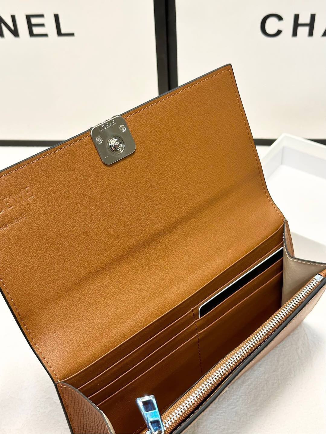 P125🎀🎀颜色 大象灰 黑色 灰白 土黄色 🎀尺寸 19x10🎀罗意威爆款牛皮长款钱包🔥款式经典做工精细耐磨耐用手感极佳❤️