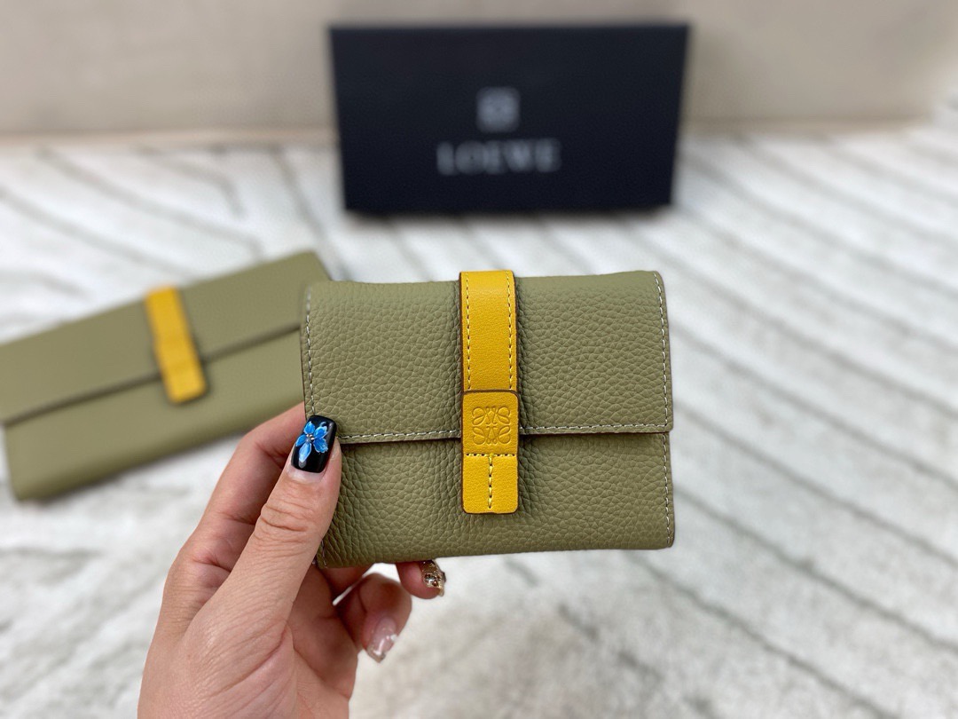 p110/p100 配盒🎁 Loewe罗意威钱包 设计感非常突出 简约又大气 经典小牛皮质感绝了～手感柔软 让人爱不释手！尺寸：长19*10.5/短11*9.5