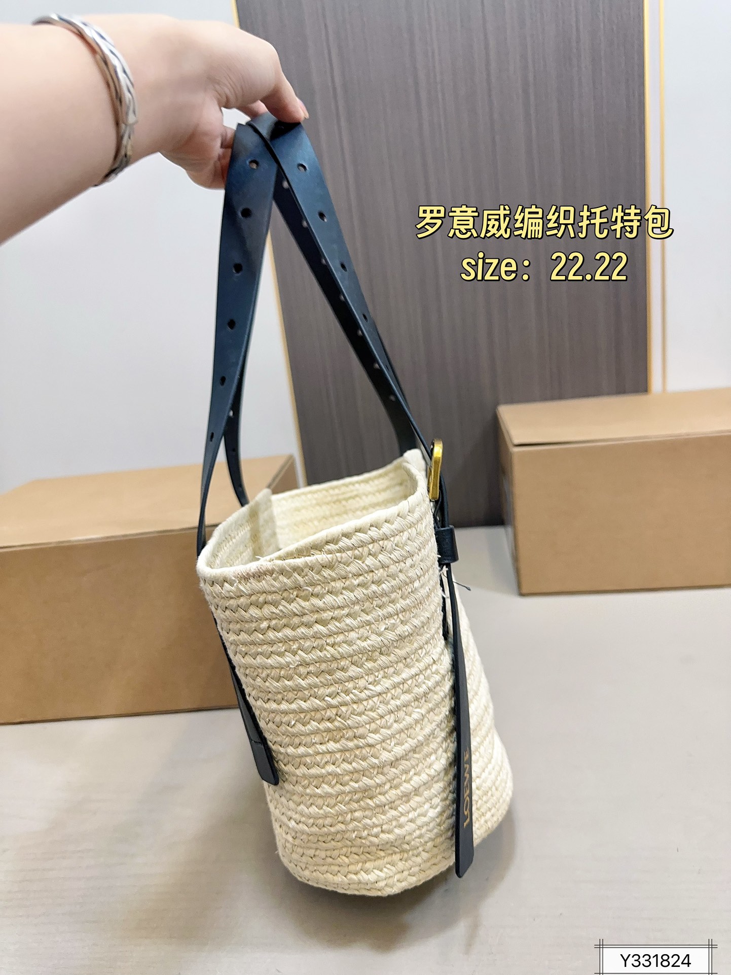 💰140 罗意威编织托特包 限定款hobo也太好看了 质感很高级 容量超级大也很耐用 日常出街背它回头率百分百 尺寸：22 22