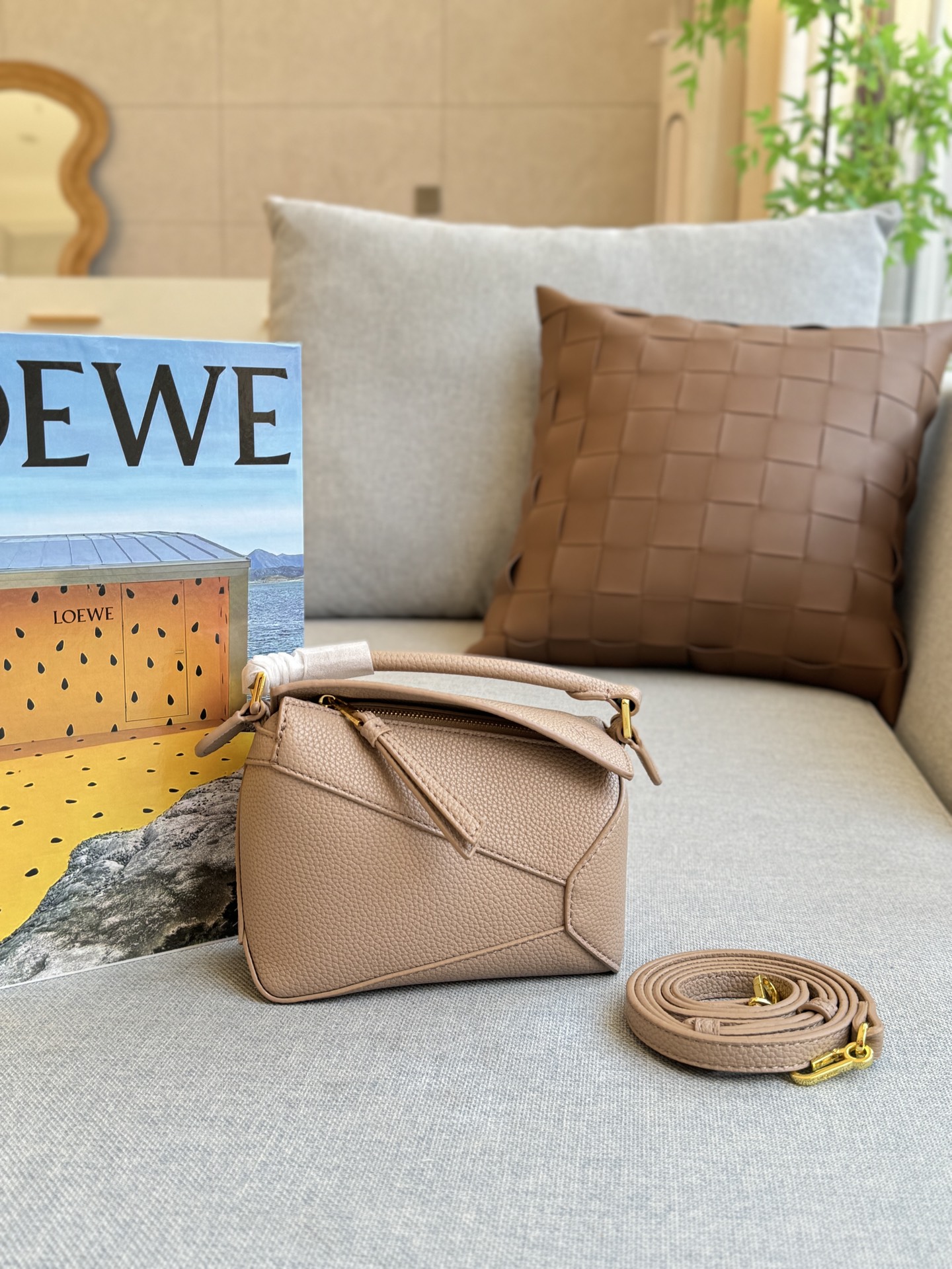 大💰160 折叠盒 小💰140 折叠盒 size：24&times;17/16&times;12 LOEWE罗意威 Puzzle 几何包/拼图包手提斜挎单肩包 焦糖色很🔥也很百搭 一年四季都可以背 低调又高级，闭眼入~ 这款自带logo的宽肩带puzzle太爱啦 妥妥时髦精一枚 满满的高级感扑面而来 经典永不过时的几何包，好心动啊