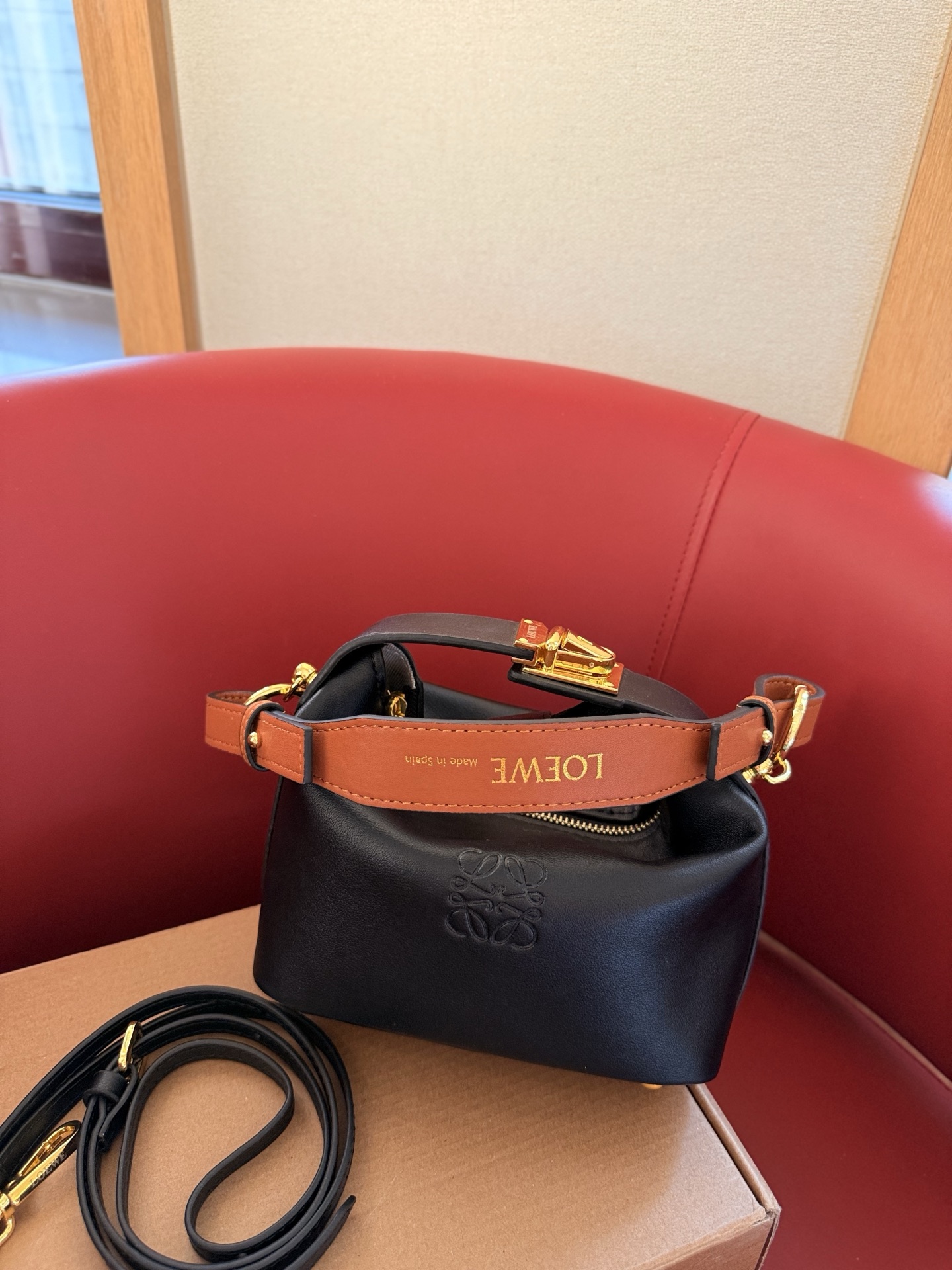 p130 礼盒包装🎁 罗意威最近超级火的便当包 最新款Loewe cubi 这个颜色最好看! 尺寸16cm 搜索🔍罗威饭盒包