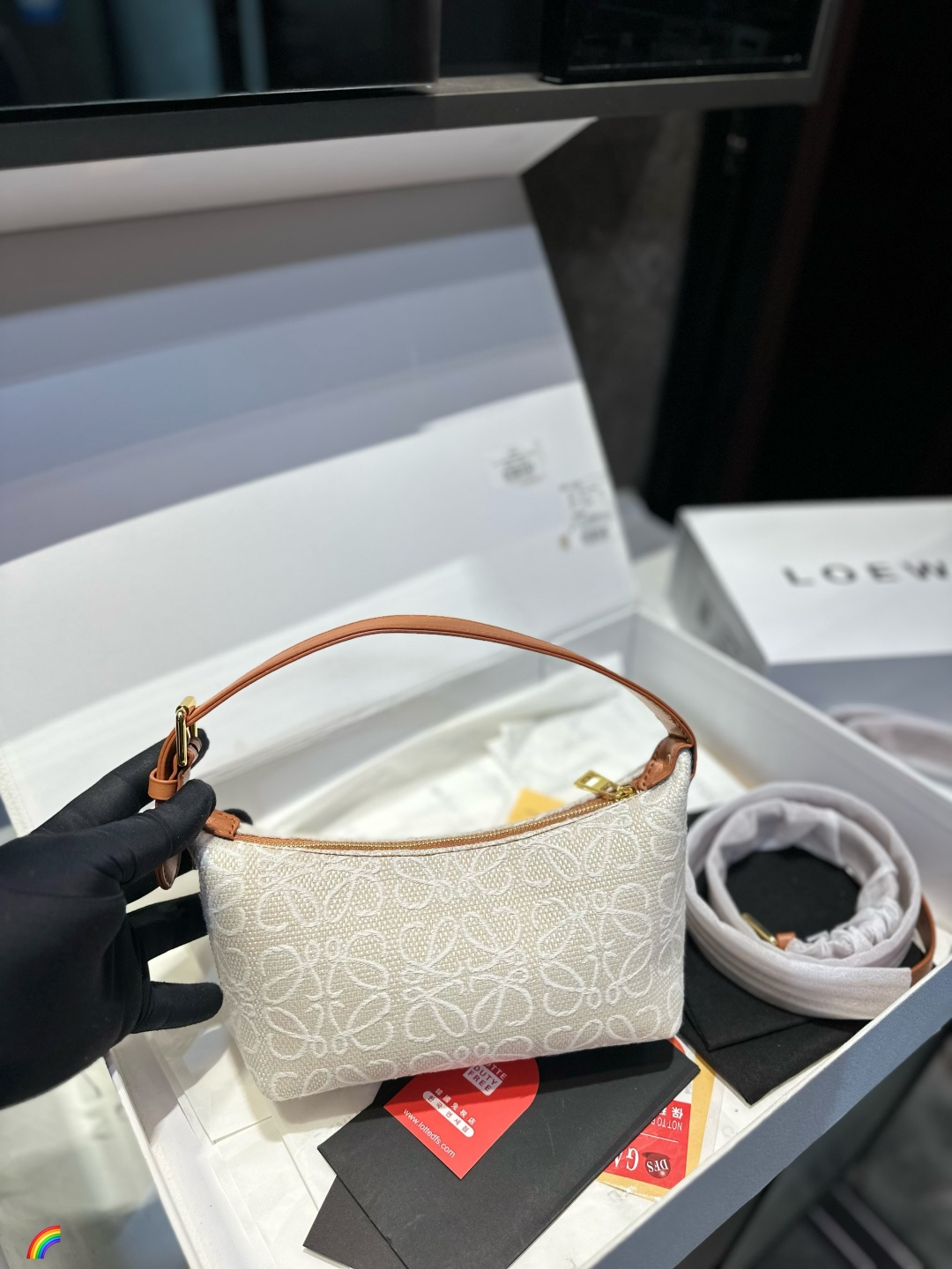 ❤️p125（礼盒包装）❤️ 罗意威饭盒包 新成员饭盒包终于来啦这个大小比较适合平时外出，装个手机卡包车钥匙都可以，想要功能性大的不要选择这个，装不进ipad!冬天就是要这种反差比较大的小巧玲珑的包，才能让臃肿大衣的外表下添加一些俏皮可爱!几千块的快乐就是做一-个女孩当#饭盒包风#尺寸20.12