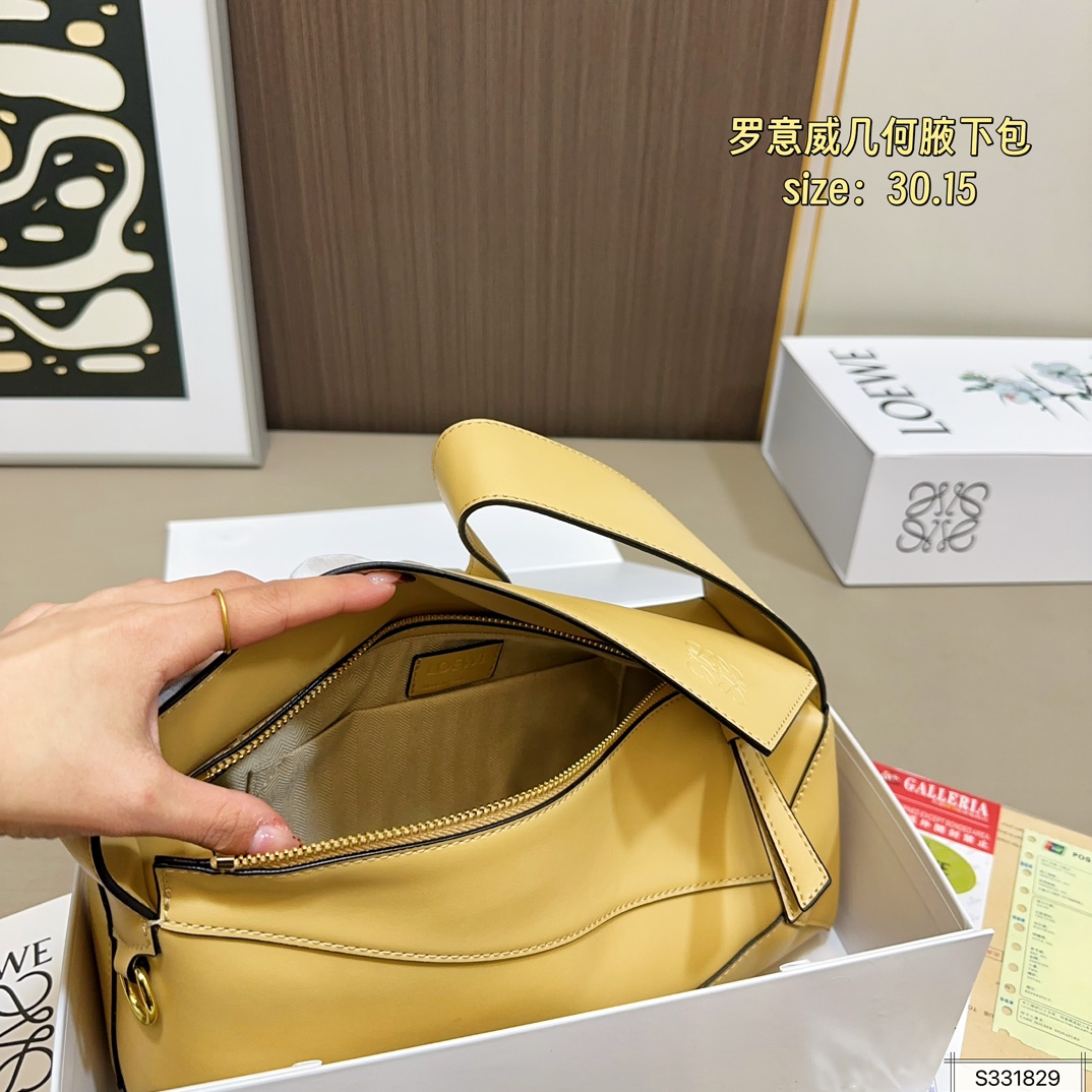 💰145 配折叠盒 尺寸30.15 罗意威 几何 puzzle hobo腋下包包型很修身 比起传统 更加轻盈 结合几何形状包身 可轻松驾驭各种风格