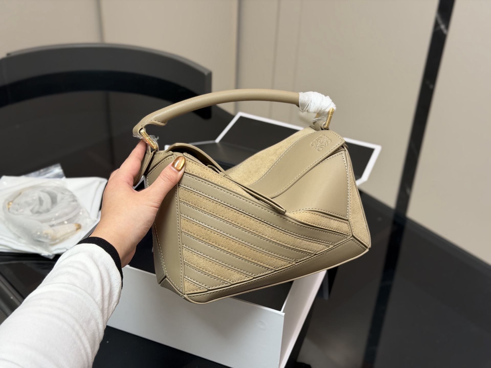 &yen;250 配盒 牛皮 尺寸： 24*15cm loewe 罗意威几何包puzzle 真心是不能错过的， PUZZLE又出新花样|经典牛皮碰撞复古绒面革 皮质的碰撞和对比 视觉变化 彰显几何魅力