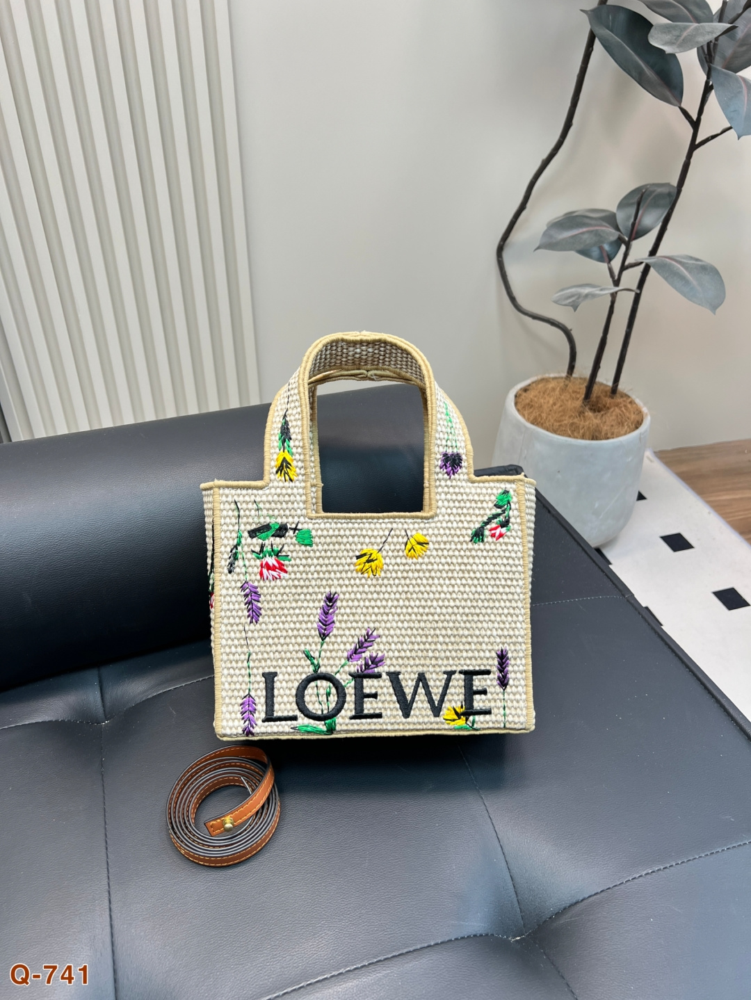 💰145💰150 好喜欢这个包!适合夏天罗意威Loewe草编包罗意威编织托特包Paulas's 1biza 夏日海岛系列推出了草编托特包包 巧妙融合了托特的商务之前线条和草编的夏日风情,加上Loewe粗体大logo 真的很难不爱呀,尺寸大号30 24 小号23 17cm