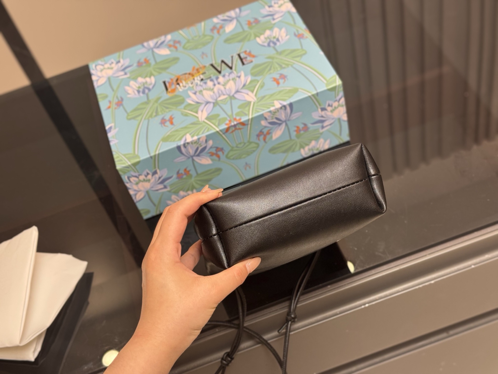 &yen;145 配盒 罗意威pebble pouch 好能装 罗意威新出的pebble手机包 又好看又能装～ 自带的肩带可以随意调节 配上毛毡小挂件 很可爱 放手机充电宝墨镜盒等等都能放下 超级实用的包包 推荐！ 尺寸:18.22cm