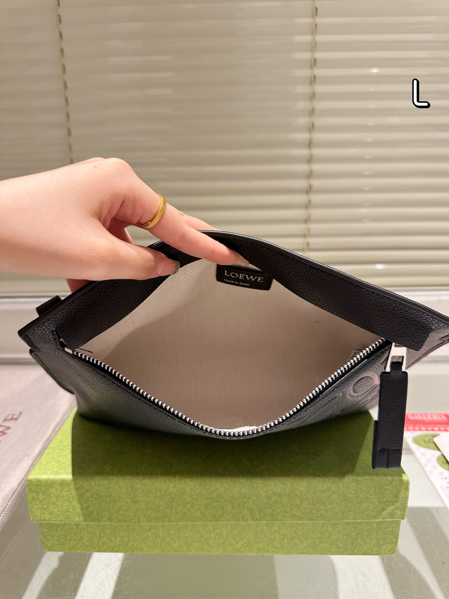 配礼盒🎁P140 Loewe 罗意威 手包 520限定手袋 甜而不腻的日常搭配 颜值质感被拿捏住了 凹造型必备✔️ 尺寸：31.20cm
