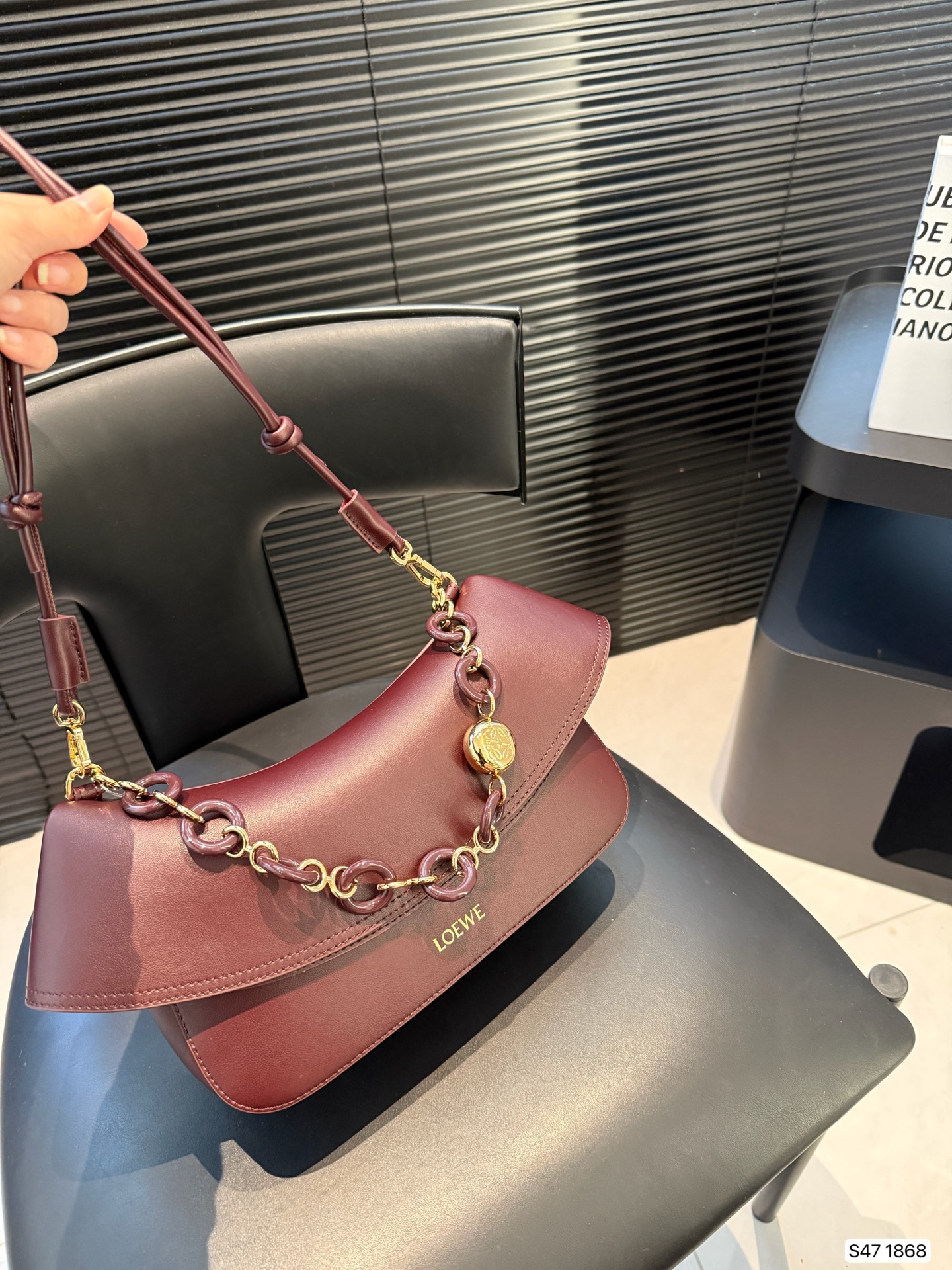 P285 罗意威LOEWE|七夕限定 Ola手袋，一眼心动! LOEWE这款 Ola手袋是七夕专属，简直美哭!弧形设计流畅优雅，搭配醒目的甜甜圈链条，辨识度超高。超实用，光滑牛皮革柔软轻便，背着毫无负担，超适时髦，细节太戳人:可拆卸管状肩带和链条，自由切换单肩或斜挎;翻盖开合顺滑，内袋收纳超方便。LOEWE烫金标志低调奢华，百搭又显气质。 尺寸：26 17 货号1868