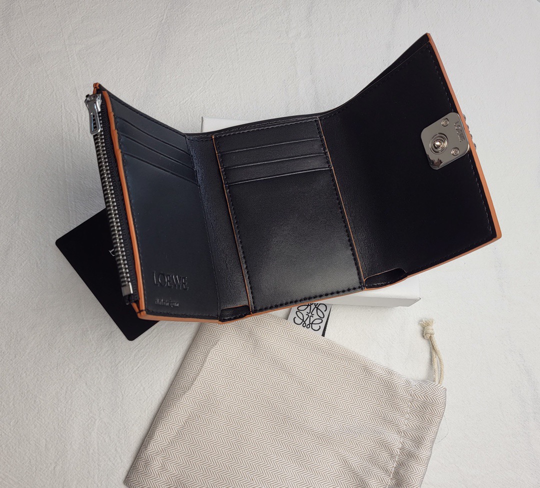 P110🎀🎀颜色 黑色 灰白 土黄色 🎀尺寸 12x9.5x3🎀罗意威爆款牛皮中长款钱包🔥款式经典做工精细耐磨耐用手感极佳❤️