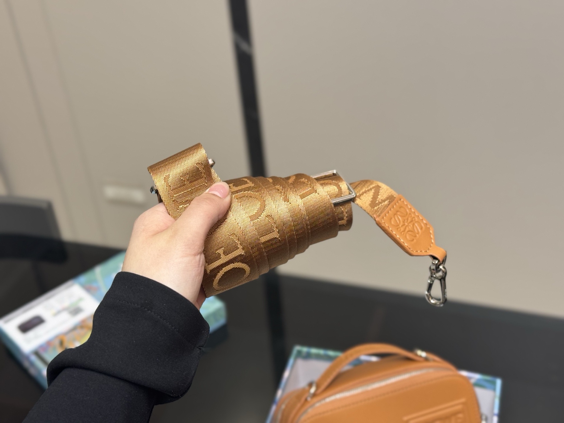 ¥170 配盒 size:18.13cm Loewe Hammock 男女同款! 罗意威 相机包超可爱 看预告就喜欢的要命, 特别可爱, 皮质也很好 摸起来滑滑的不会涩!