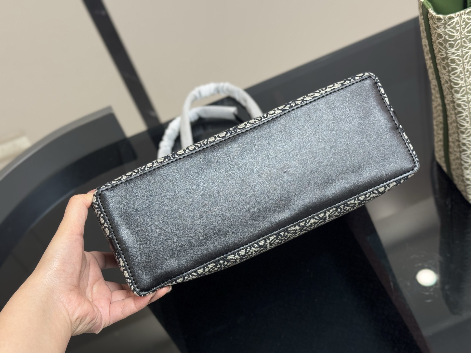 &yen;150 size：29*28cm（立） 罗意威帆布购物袋🛍️ 实物好装的一款包 最近出行都在背 皮帆布耐看有质感 它的容量很友好...