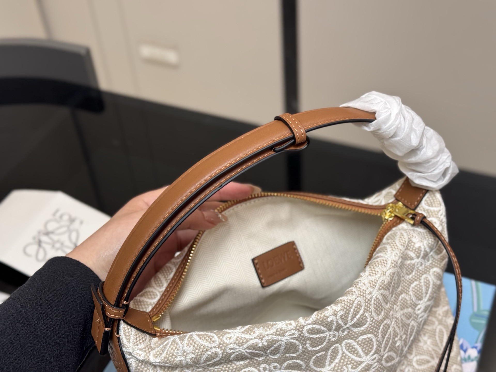 ¥130 配盒 罗意威最近超级火的便当包 最新款Loewe cubi 提花帆布材质搭配黑色 这个颜色最好看! 尺寸:22×15cm(小) 搜索🔍罗威饭盒包