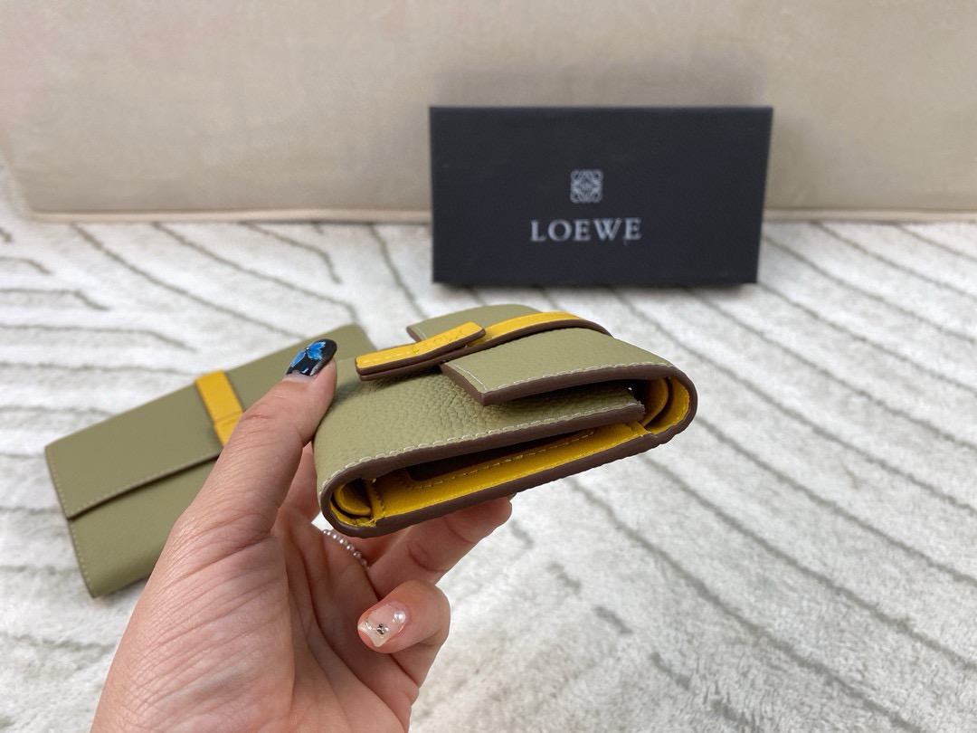 p110/p100 配盒🎁 Loewe罗意威钱包 设计感非常突出 简约又大气 经典小牛皮质感绝了～手感柔软 让人爱不释手！尺寸：长19*10.5/短11*9.5