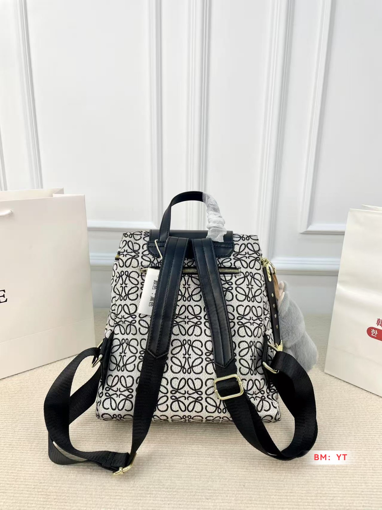 💰120 罗意威 爆款双肩出货 新款 男女背都好看 作为一只合格的双肩包 一定要好看 舒适 耐造 背包比较大 远途旅行带它准没错 也是学生党的最佳选择 超级实用 再适合不过小哥哥们和高挑的小姐姐啦 😍尺寸：25*28