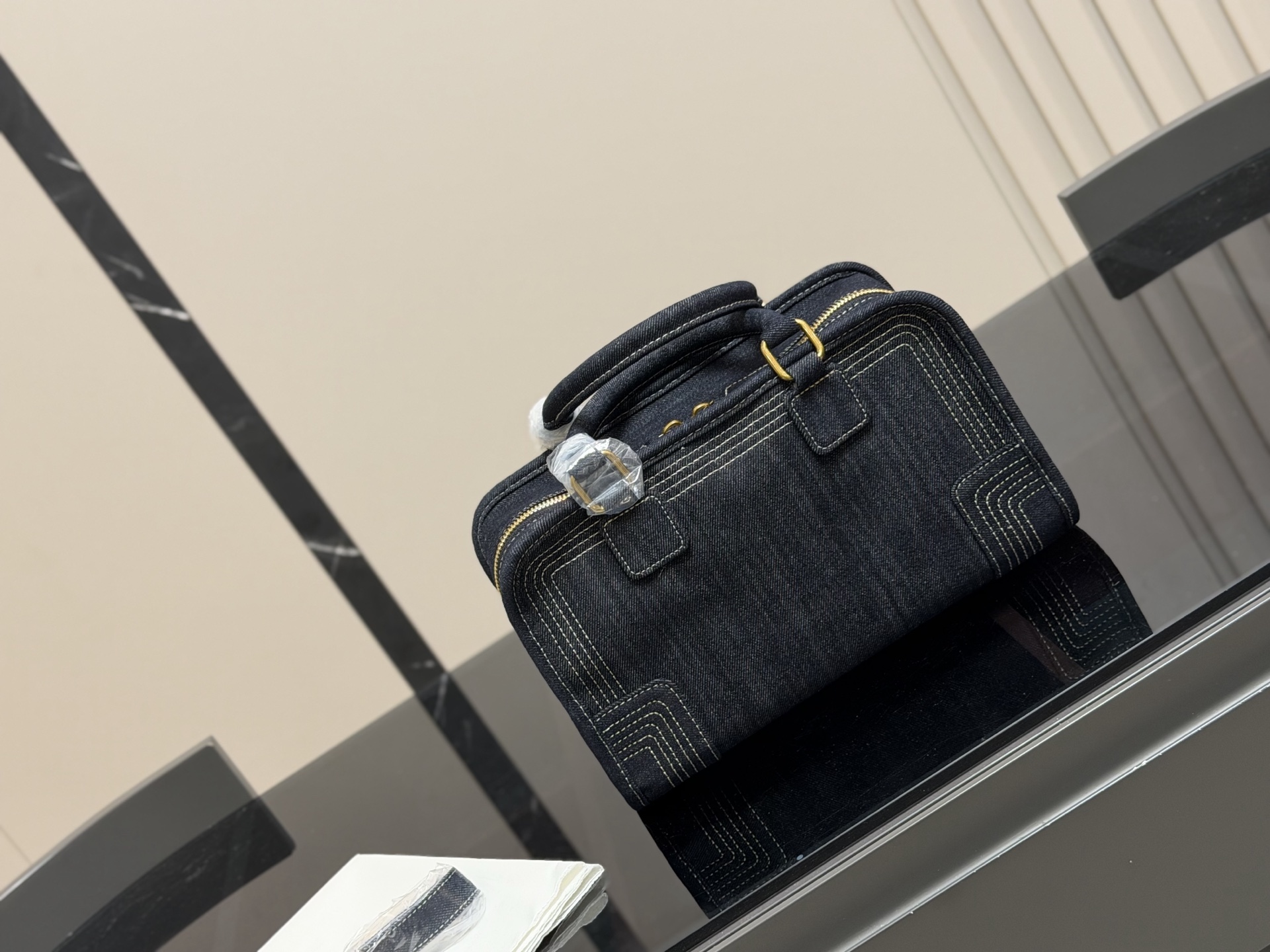 ¥220 这才是罗意威最值得入的中古包吧! 太好装了容量很大出差旅行必备的大包首选真的很小众因为这一只是中古包所以很少见~ 但是真的好好看拼色帆布有一种流浪的艺术家的感觉还可以斜挎的小个子女孩子也hold住~ 中古包包分享|罗 意威中古 尺寸:29.18cm