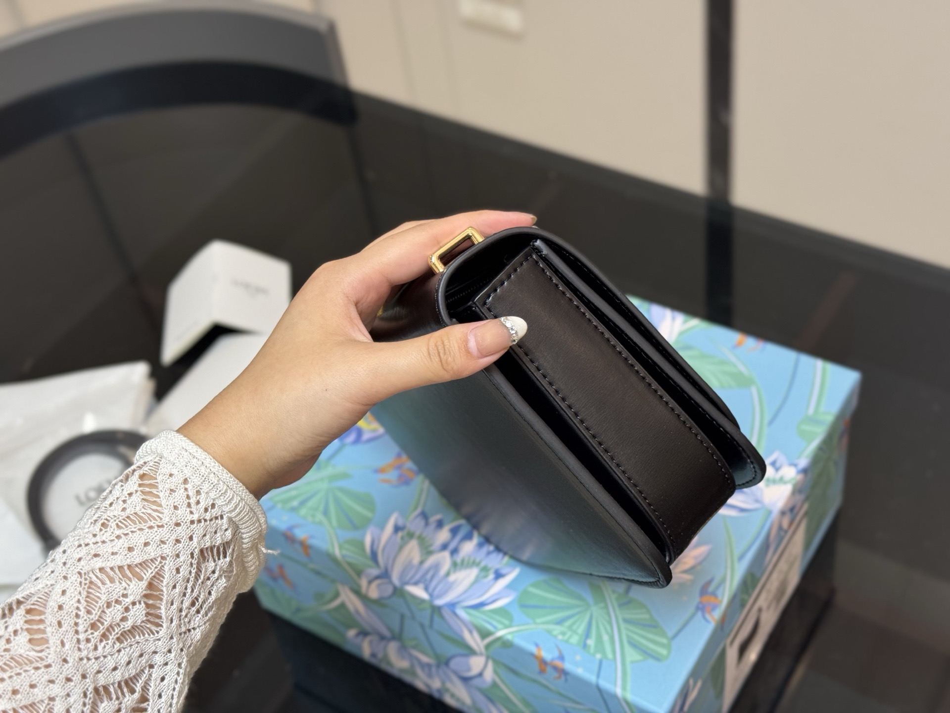 ¥180 配盒 size:22*16cm Loewe/罗意威 新肩带很美哦! Gate Bag 豆腐斜挎包, 感觉gate是Loewe的礼物 ! ⚠牛皮皮质!