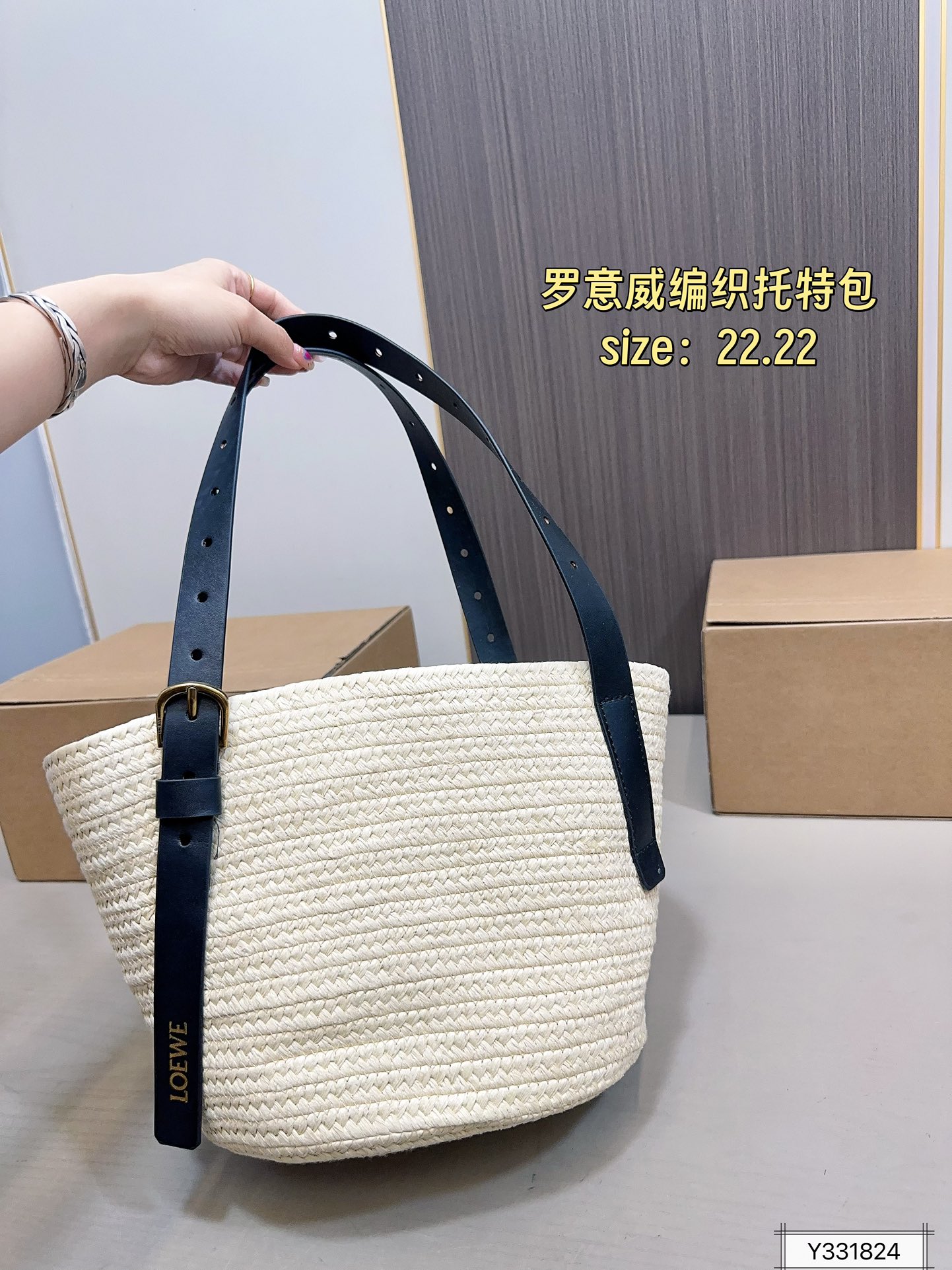 💰140 罗意威编织托特包 限定款hobo也太好看了 质感很高级 容量超级大也很耐用 日常出街背它回头率百分百 尺寸：22 22