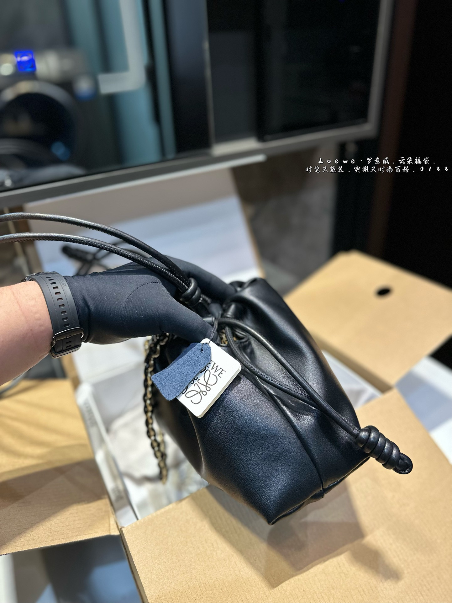 ❤️p215p185(礼盒包装)❤️ 罗意威LOEWE 链条福袋包 质感很高级 容量超级大也很耐用 日常出街背它回头率百分百 就是这种随性慵懒感尺寸:29*9*19cm 14*5*17cm