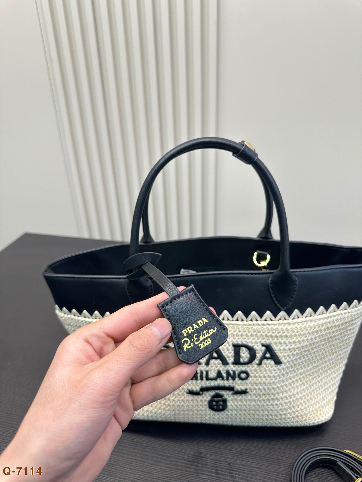 💰135尺寸小号21.23 💰135尺寸横款29.20 💰150尺寸大号31.33 普拉达prada阳光普拉达草编包购物袋的夏天啦，马上夏天了，来推荐这只prada阳光草编包.清爽也文艺，让你也可甜可美。设计也非常实用，容量也大。同款哦夏天怎么能少了草编包呢！