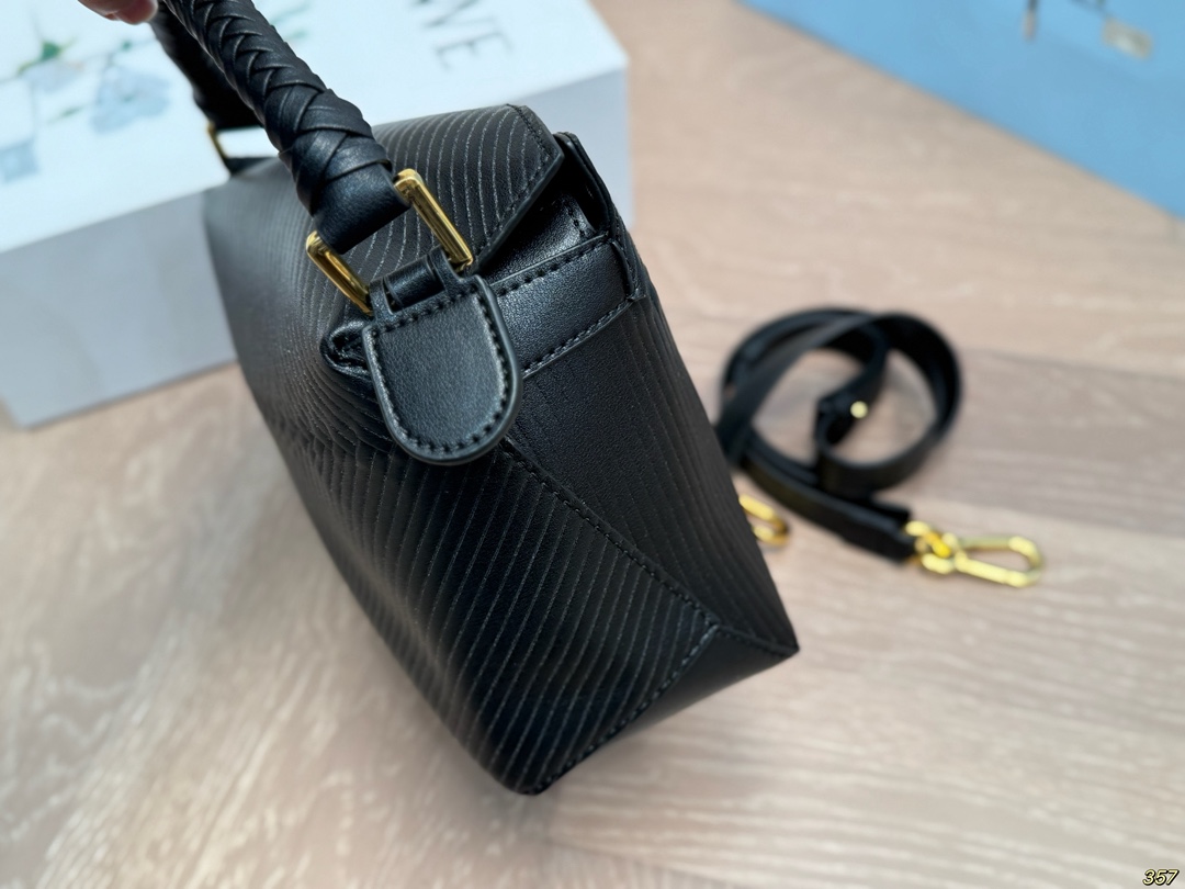 &yen;205折叠盒 罗意威loewe几何包 简约大气风格 更加轻盈 可轻松驾驭各种风格 是每个酷酷女孩必入款 尺寸：23 15