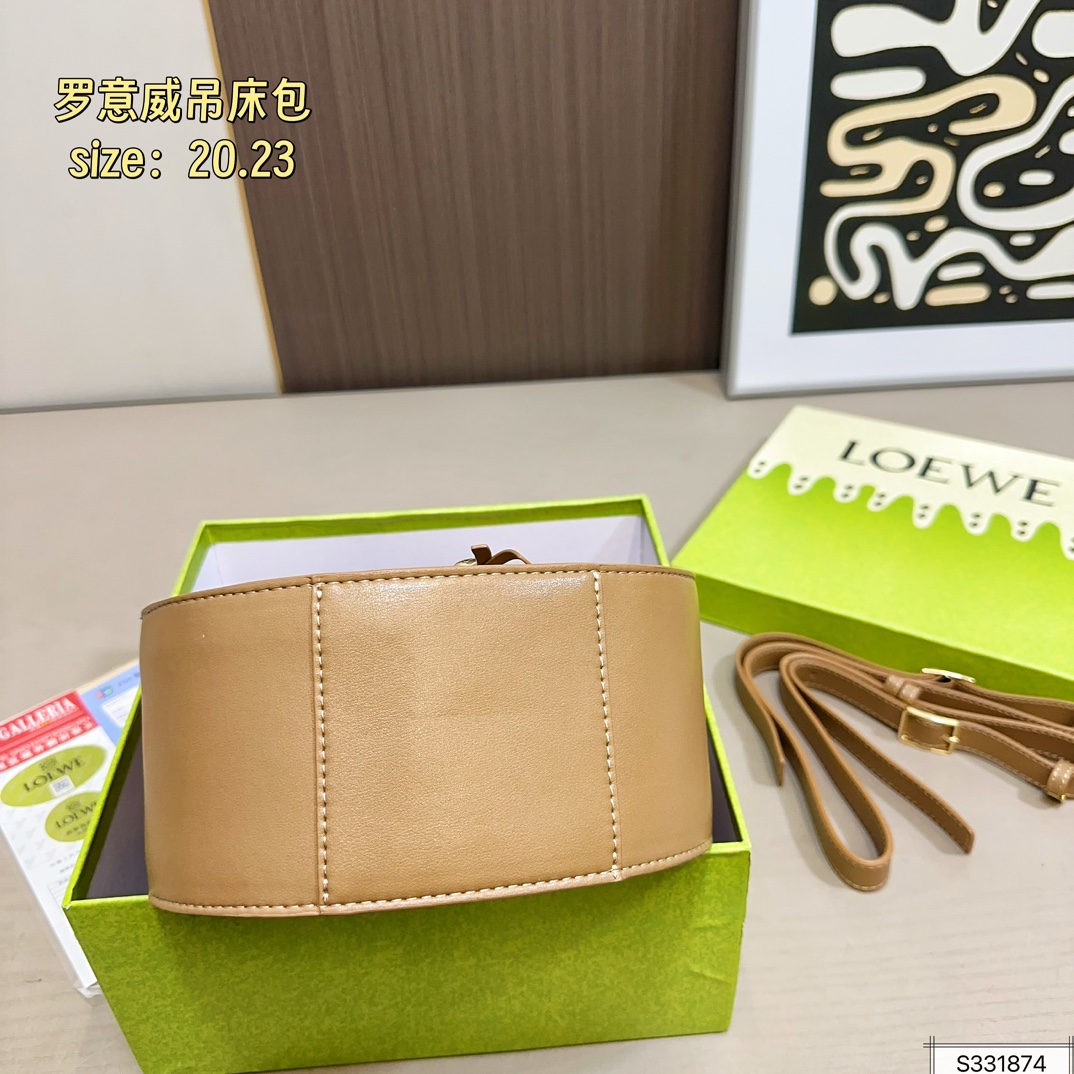 💰190（配盒） 尺寸20&times;23 LOEWE罗意威25Hammock hobo吊床包 面对不同造型都能轻松变换 容量感人，包身轻盈又简洁 百变腋下包 手感真的绝绝子