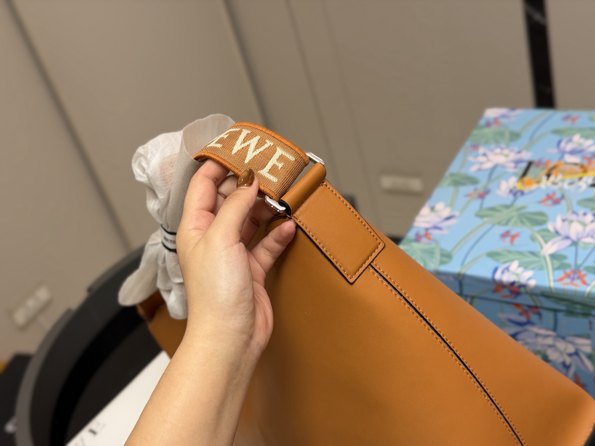 &yen;185 &yen;205 配盒 Loewe LOEWE/罗意威 牛皮cubi单肩包斜跨 loewe家比较低调的一个款式 小牛皮皮质超柔软自重又很轻 而且容量很大肩带可以调节能单肩斜挎 尺寸:21.22cm 33.29cm