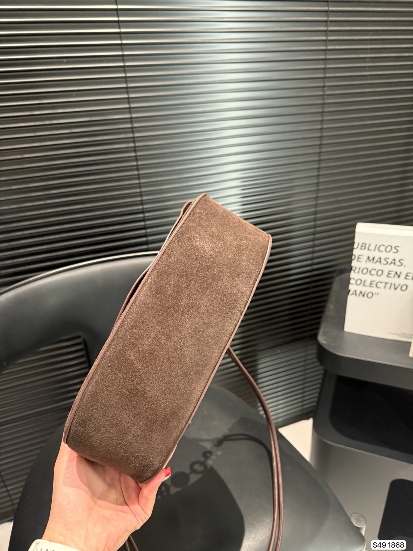 P295 罗意威Loewe 波浪裙边包包Ola杨幂同款包 弧形包身、线条流暢的翻盖和時尚甜甜圈链条。 可拆卸管狀小牛皮肩帶 可拆式甜甜圈链条 可翻盖开合 甜美俏皮风 单肩斜挎都很有韵 尺寸26 14 货号1868