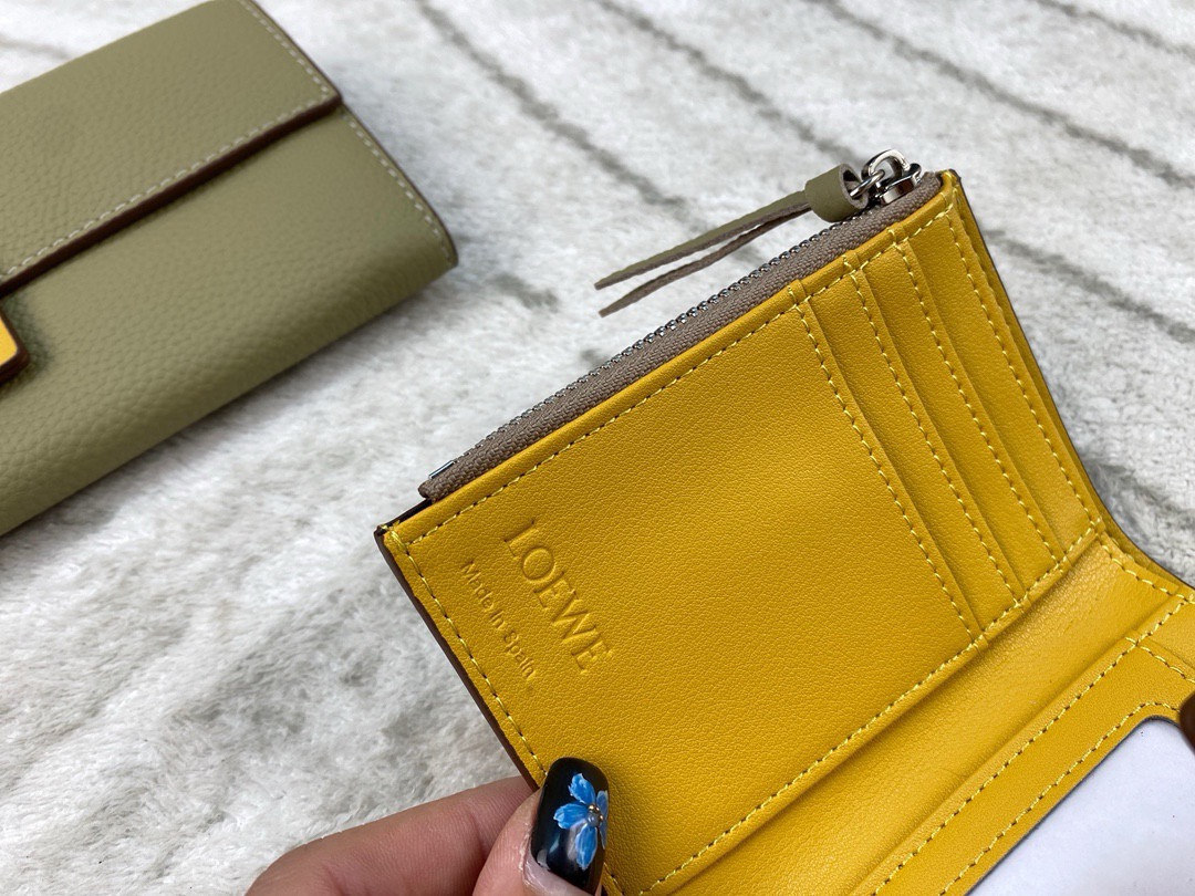 p110/p100 配盒🎁 Loewe罗意威钱包 设计感非常突出 简约又大气 经典小牛皮质感绝了～手感柔软 让人爱不释手！尺寸：长19*10.5/短11*9.5